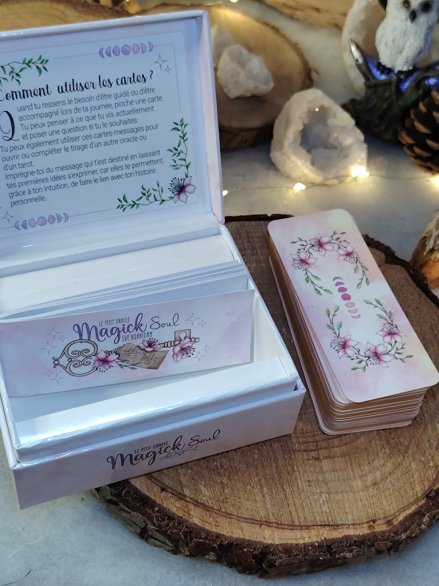 Oracle Magic Soul Eve Korrigan (coffret ouvert) posé sur support en bois, cartes à côté, ambiance douce et ésotérique.
