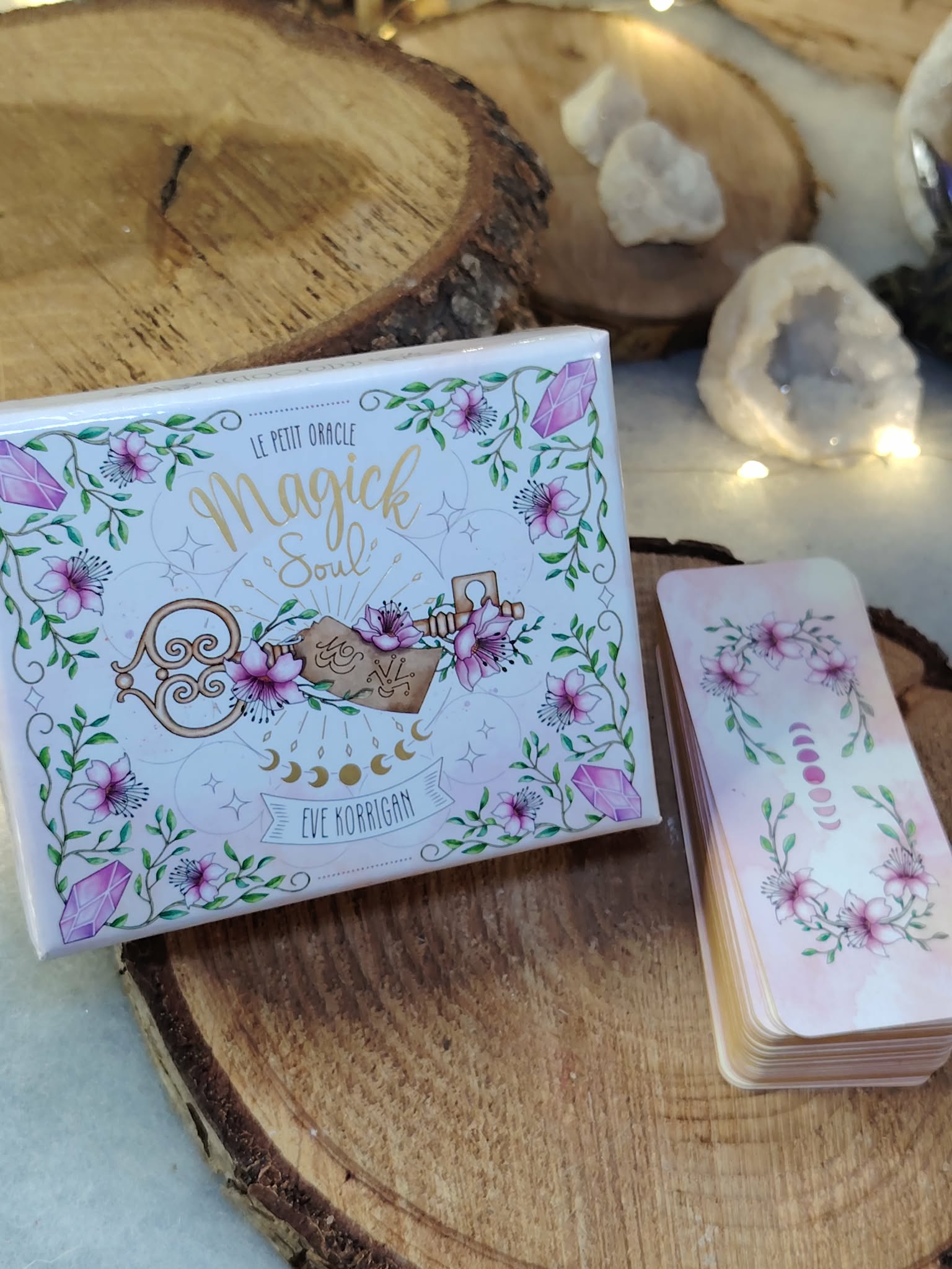 Petit Oracle Magic Soul (boîte) posé sur rondin de bois brut, décor minéraux blancs et ambiance douce ésotérique