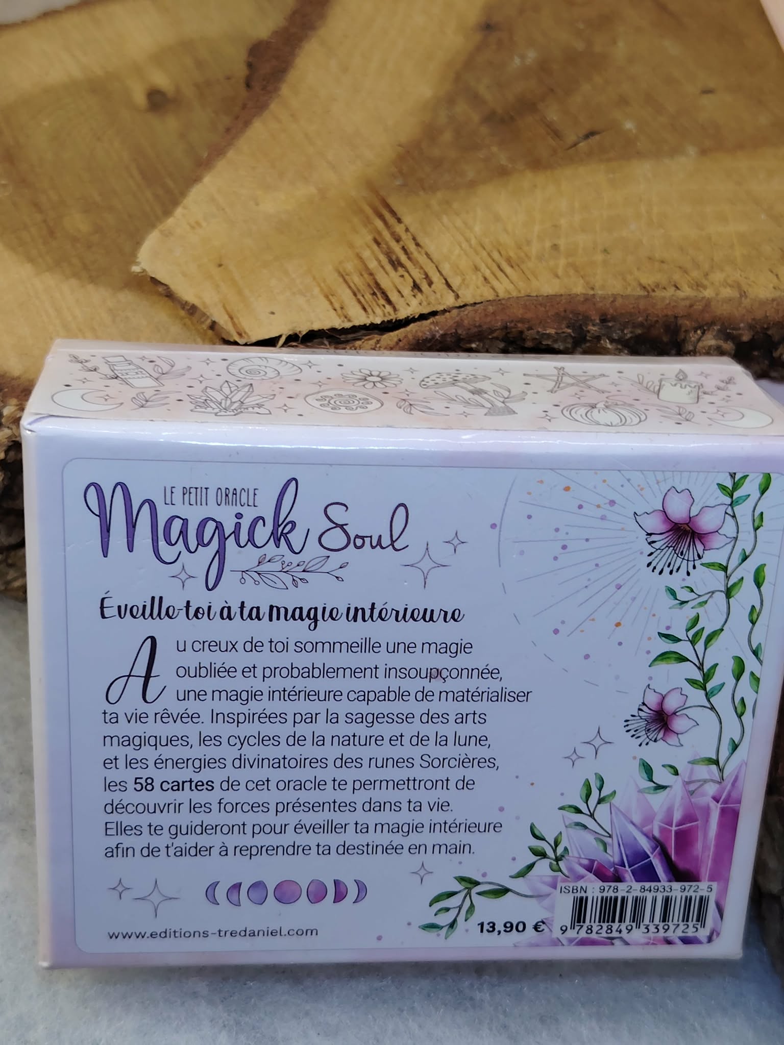 Oracle Magic Soul Éditions Contre-Dires vue arrière de la boîte (description au dos), posé sur support en bois rustique.
