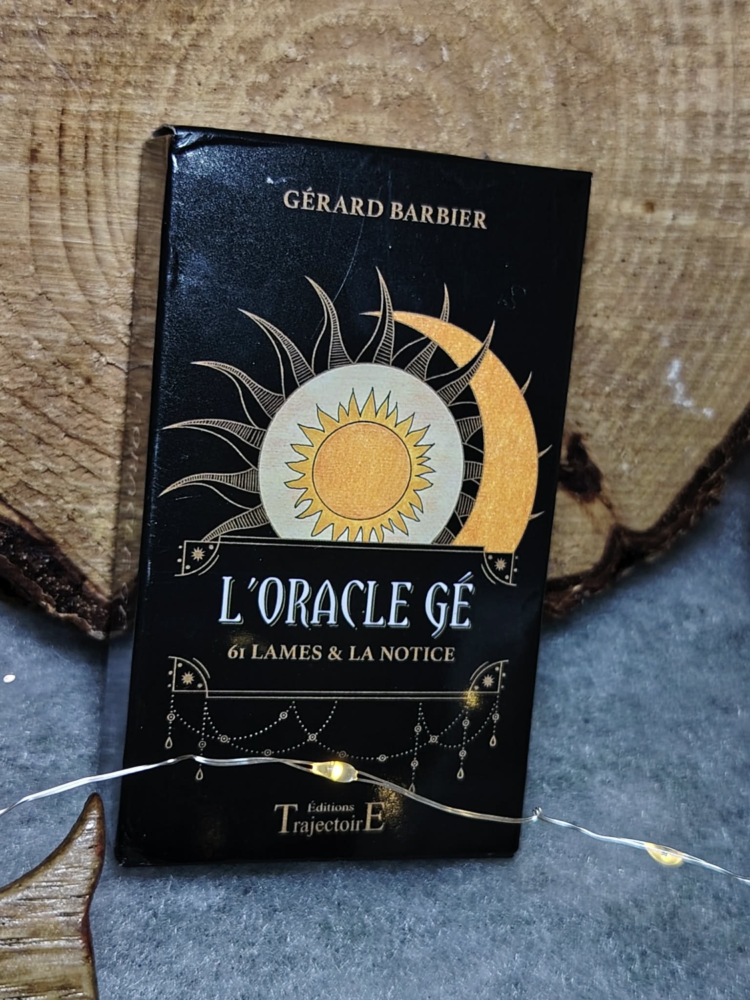 Oracle Gé – cartomancie – boîte en mise en scène ésotérique, décor hivernal lumineux