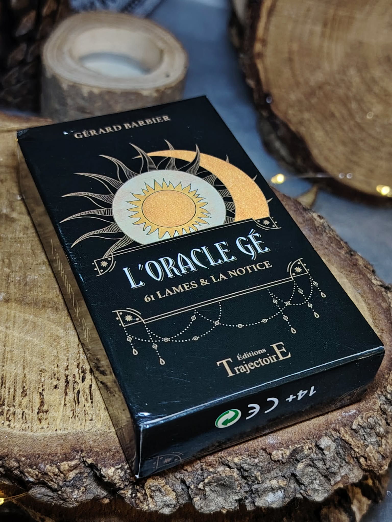 Oracle Gé Éditions Trajectoire posé sur base en bois, ambiance mystique avec bougie