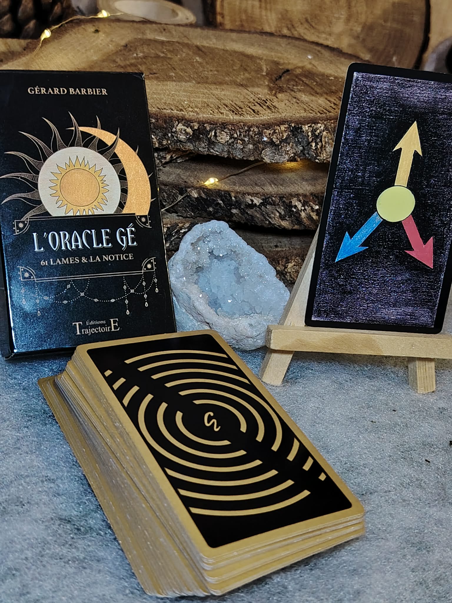 Oracle Gé – jeu divinatoire 61 cartes posé, décor bois et accessoires ésotériques – Magic Gaïa avec la carte choix
