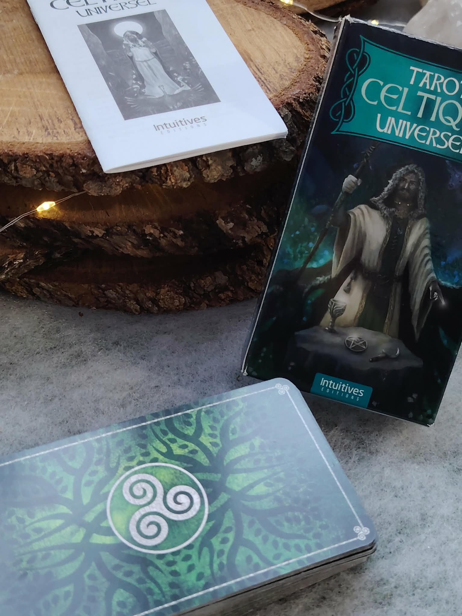 Cartes de tarot celtique – dos des cartes avec triskel, boîte du Tarot Celtique Universel et guide au fond