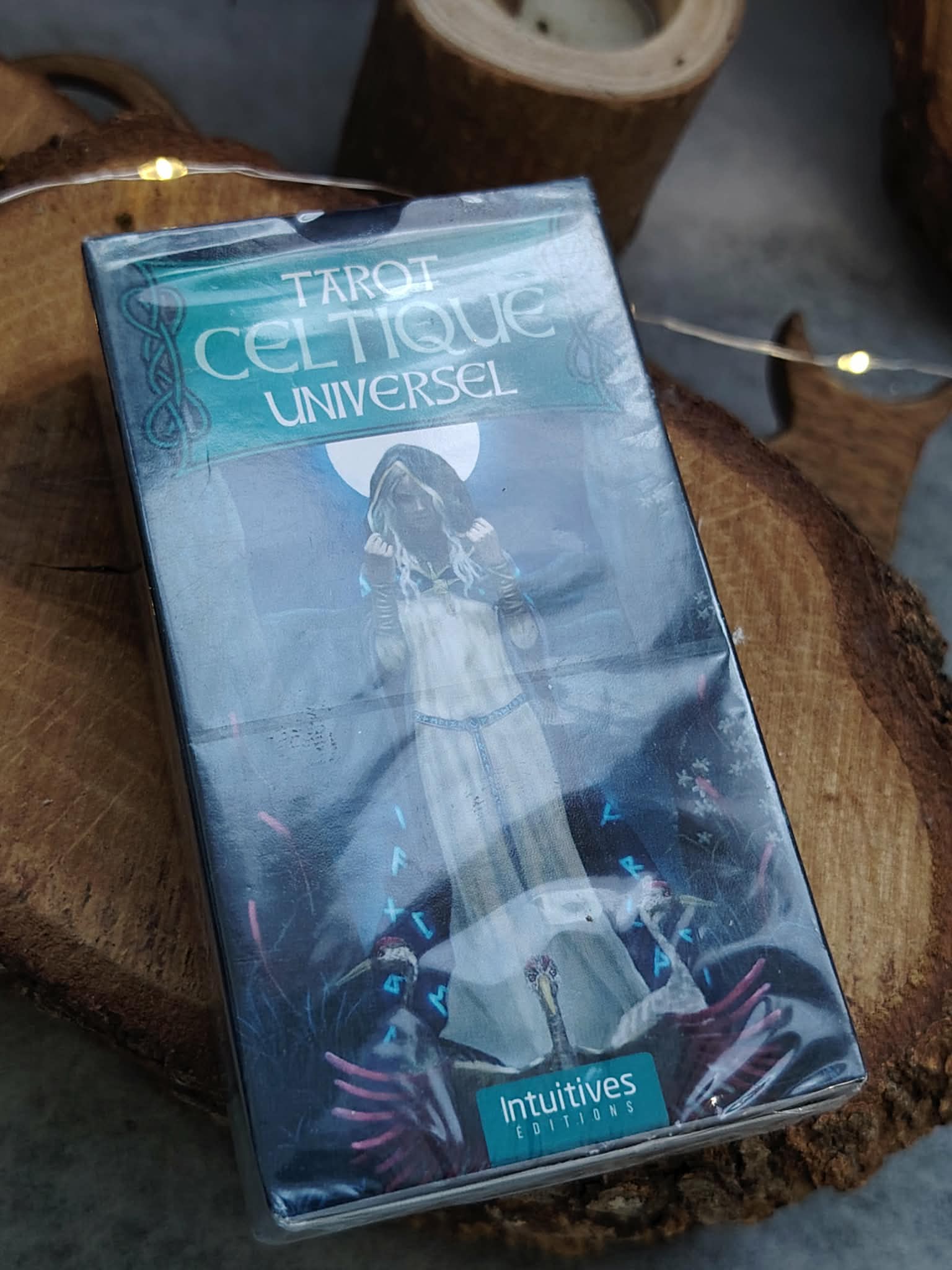 Tarot Celtique Universel – boîte du jeu (vue dos) sur table, mise en scène boutique ésotérique
