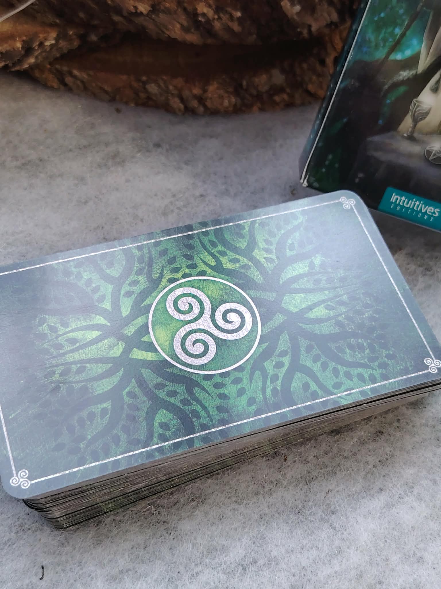 Cartes de tarot celtique – dos de deck symbole triskel, paquet sur table, ambiance ésotérique