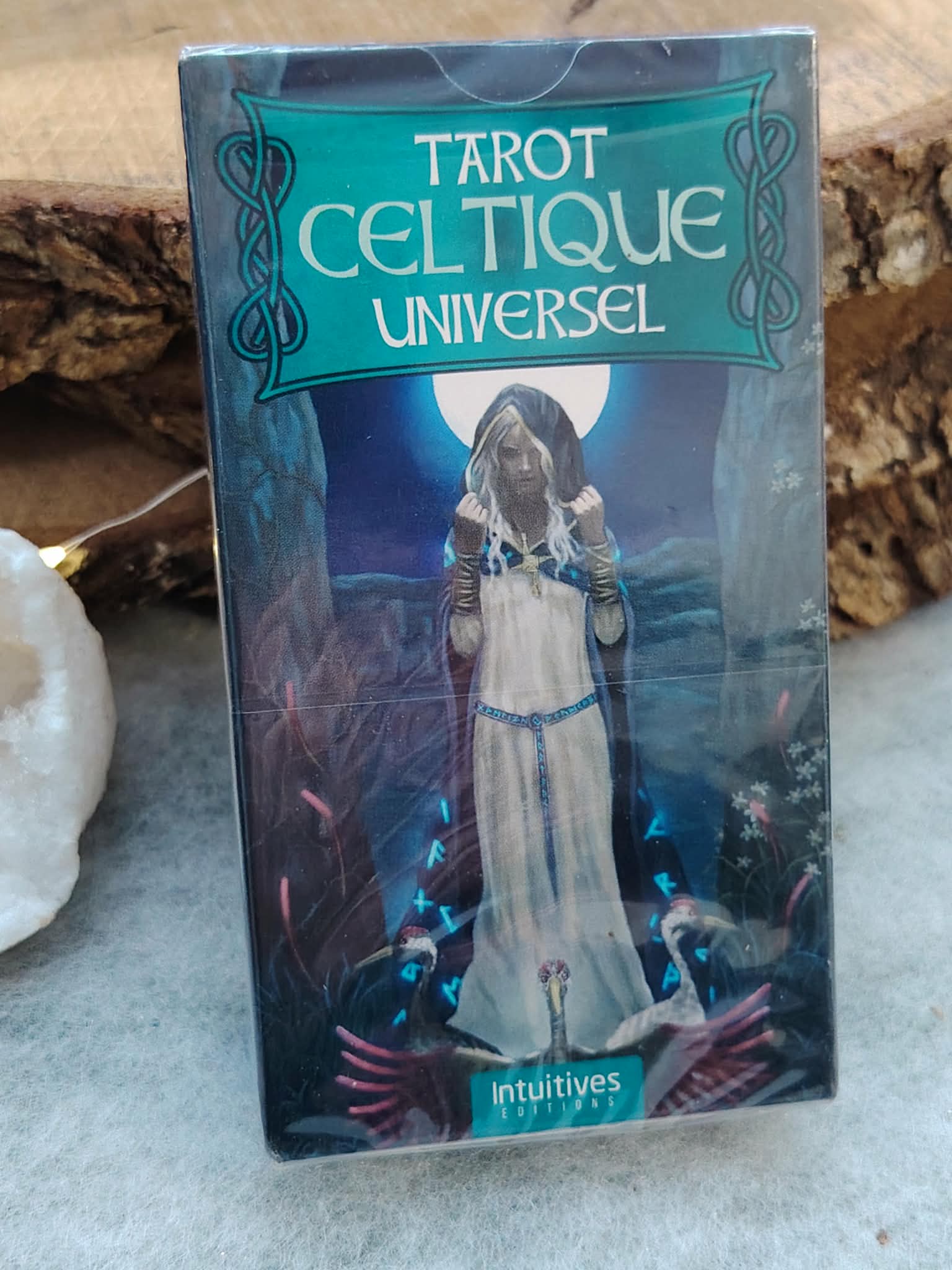 Tarot Celtique Universel – boîte du jeu de tarot divinatoire, posé sur table bois, décor ésotérique avec pierres naturelles