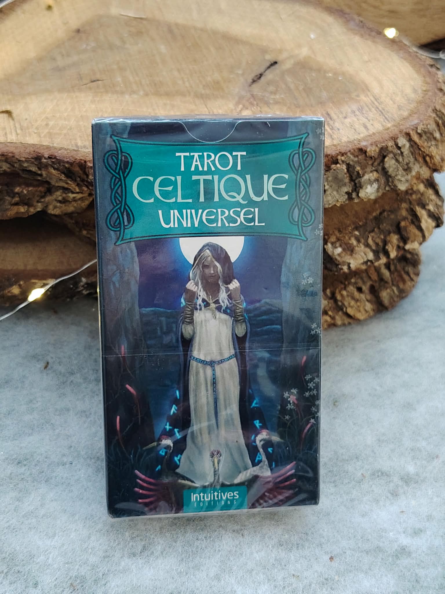 Jeu de tarot pour guidance – Tarot Celtique Universel face avant, mise en scène sobre avec tranche de bois