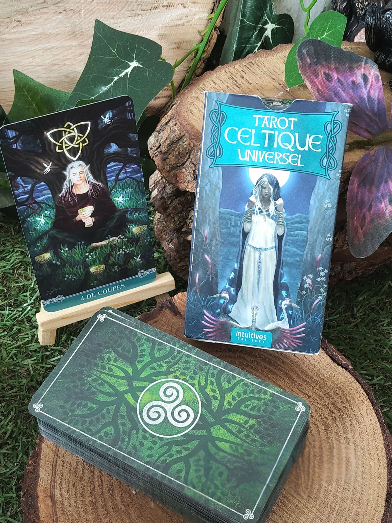 Tarot Celtique Universel – coffret, carte sur chevalet et paquet de cartes triskel sur tranche de bois, décor végétal