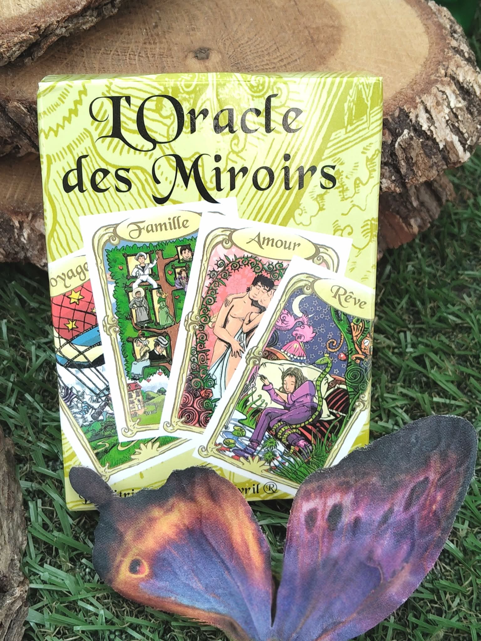 Jeu d’oracle Oracle des miroirs 53 cartes   livret, mise en scène sur mousse verte et rondin de bois, ambiance ésotérique naturelle.