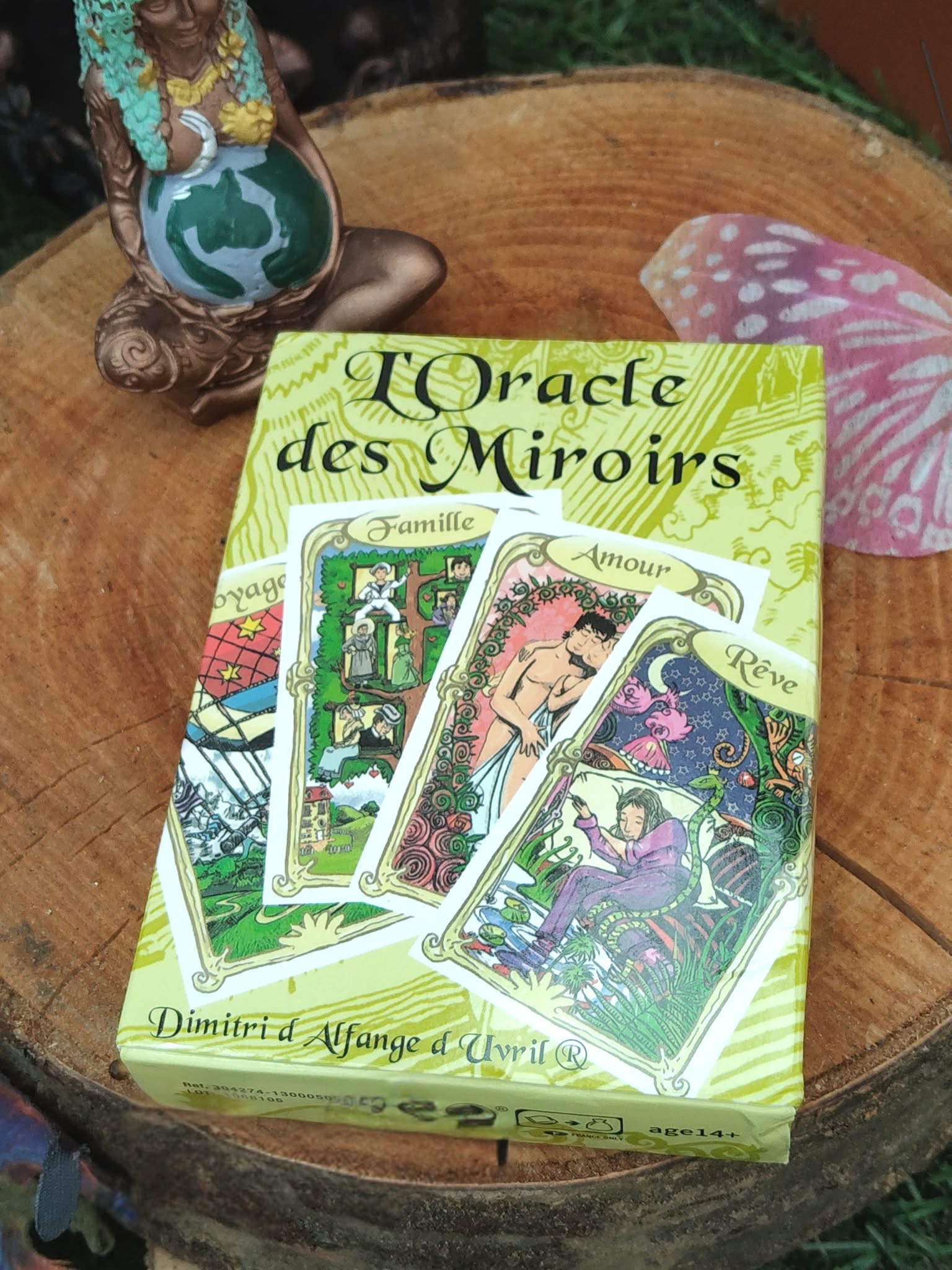 Jeu d’oracle Oracle des miroirs 53 cartes, coffret posé sur bois, papillon à droite, ambiance chaleureuse.