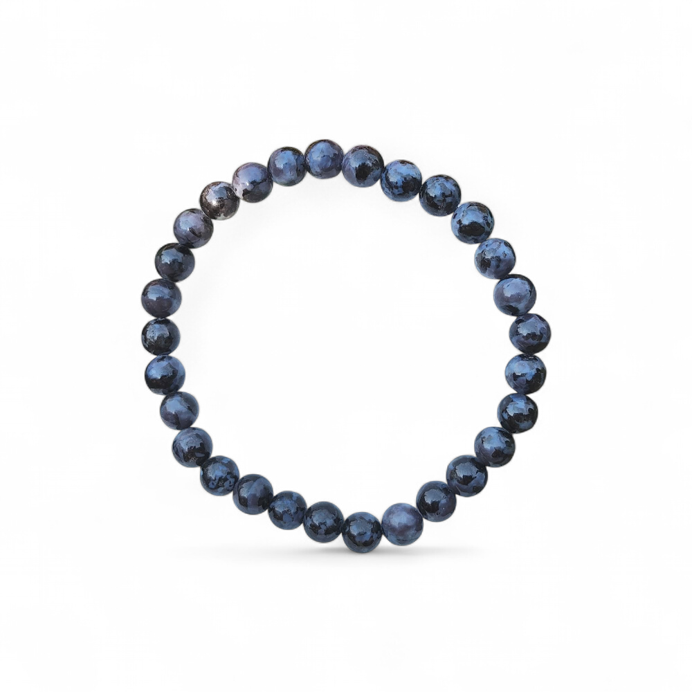 Bracelet Gabbro sombre aux reflets bleutés sur fond blanc, bracelet en pierre naturelle évoquant force intérieure et protection