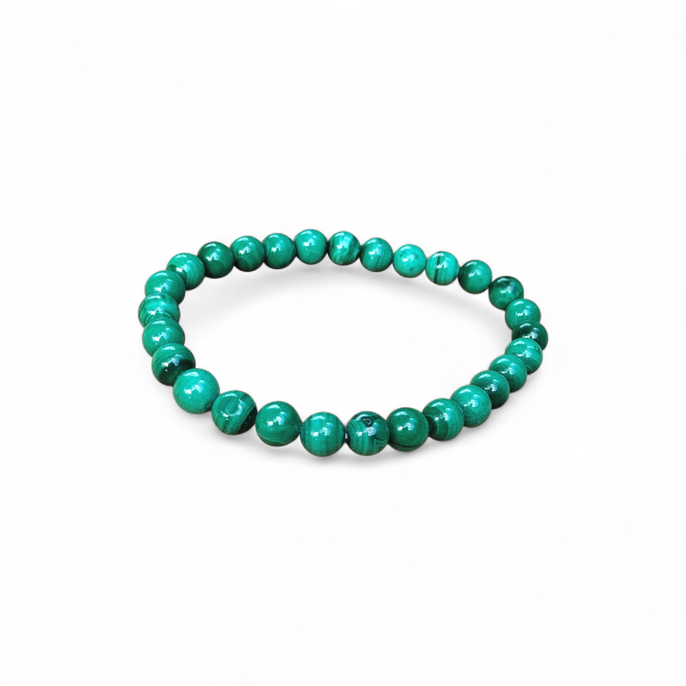 Bracelet malachite naturelle 6 mm sur fond blanc, perles vert strié, bracelet lithothérapie élégant au style minéral affirmé