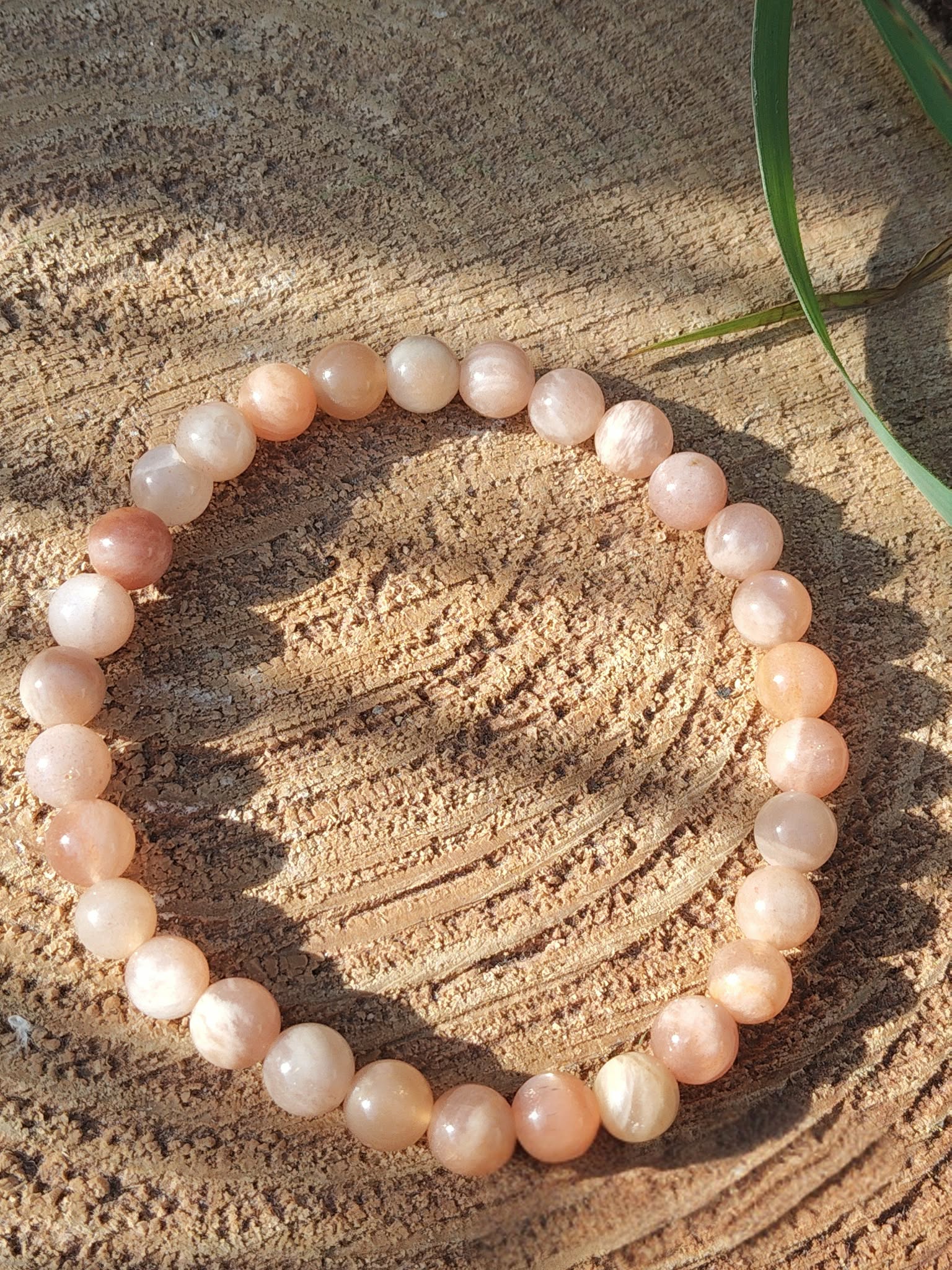 Bracelet pierre de soleil 6 mm orange pêche sur support en bois, perles rondes lumineuses pour joie intérieure, élan personnel et confiance sereine