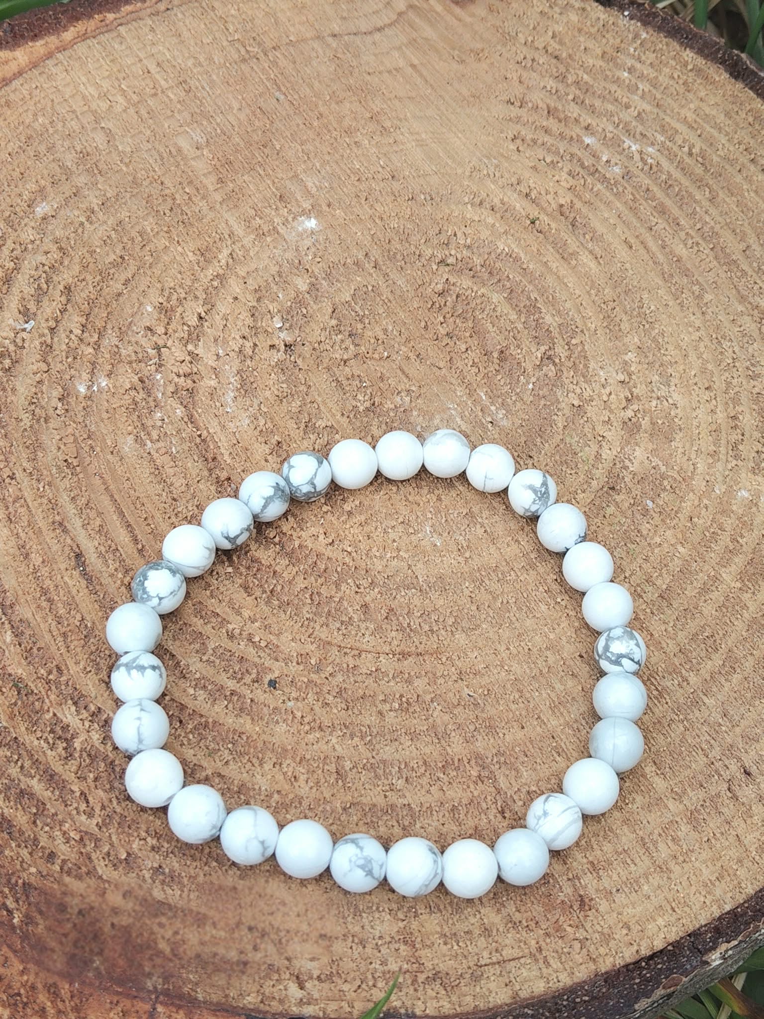 Bracelet howlite blanche 6 mm en perles rondes sur tranche de bois, blanc marbré de gris pour discernement, pondération et calme profond