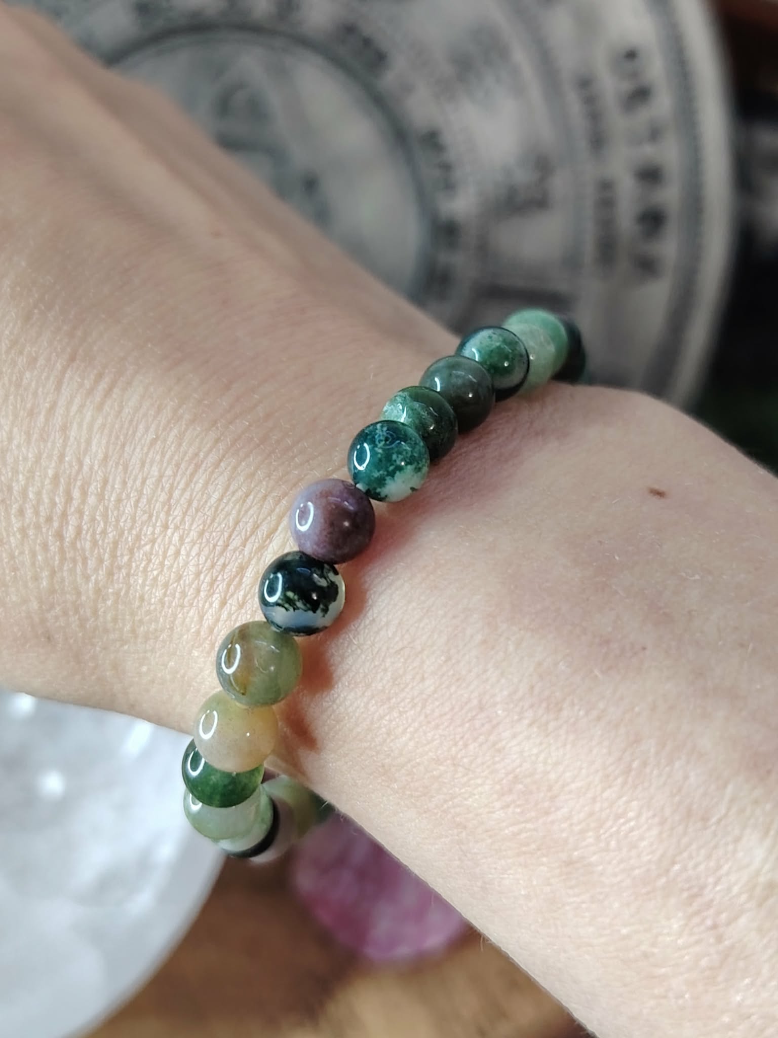 Bracelet Agate Indienne 6 mm porté au poignet, perles rondes multicolores vert, ocre, noir et violet, assurance tranquille et recentrage