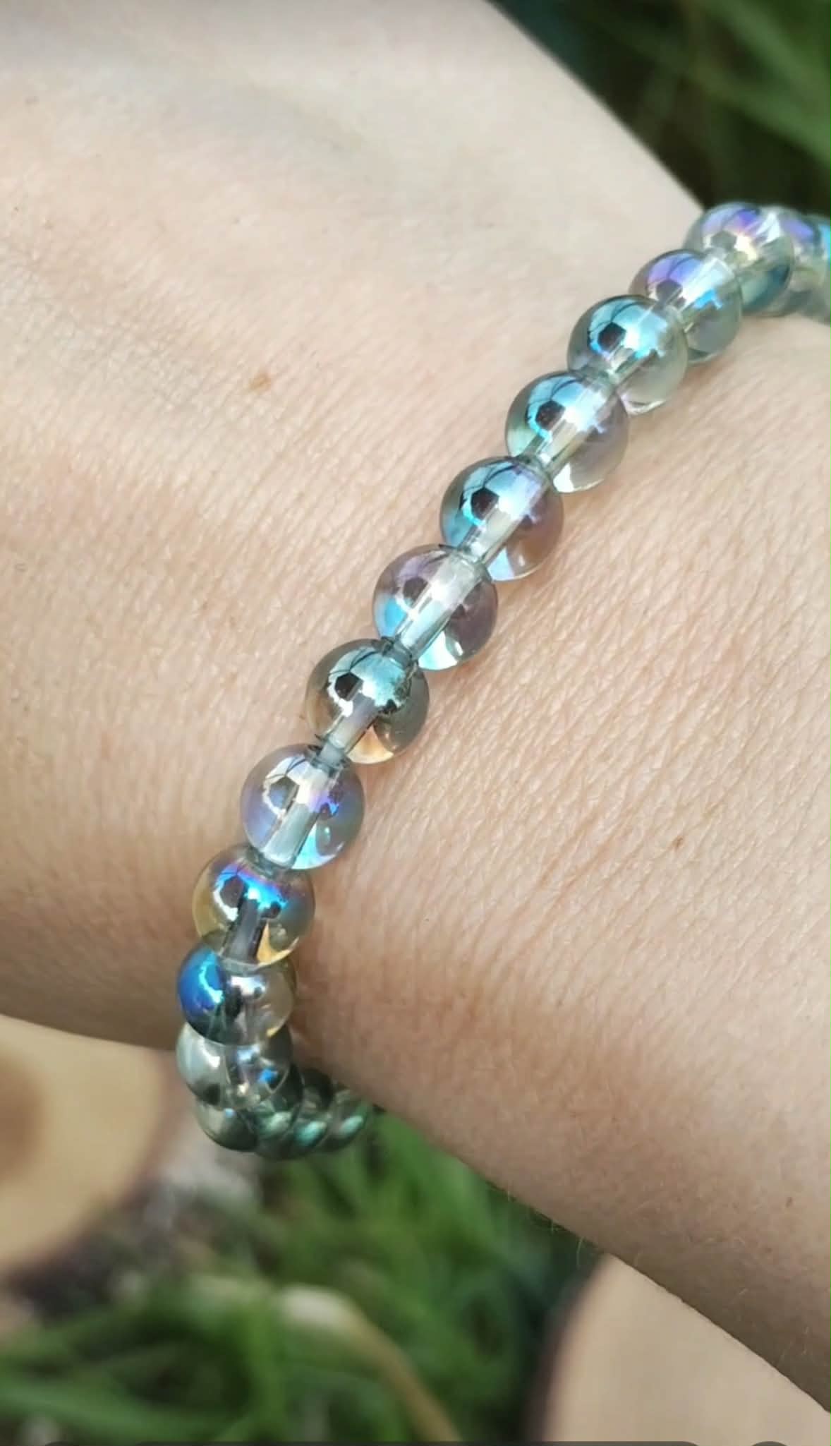 Bracelet Aqua Aura porté au poignet, nuances bleu lagon lumineuses, assurance dans l’expression et ressenti plus clair