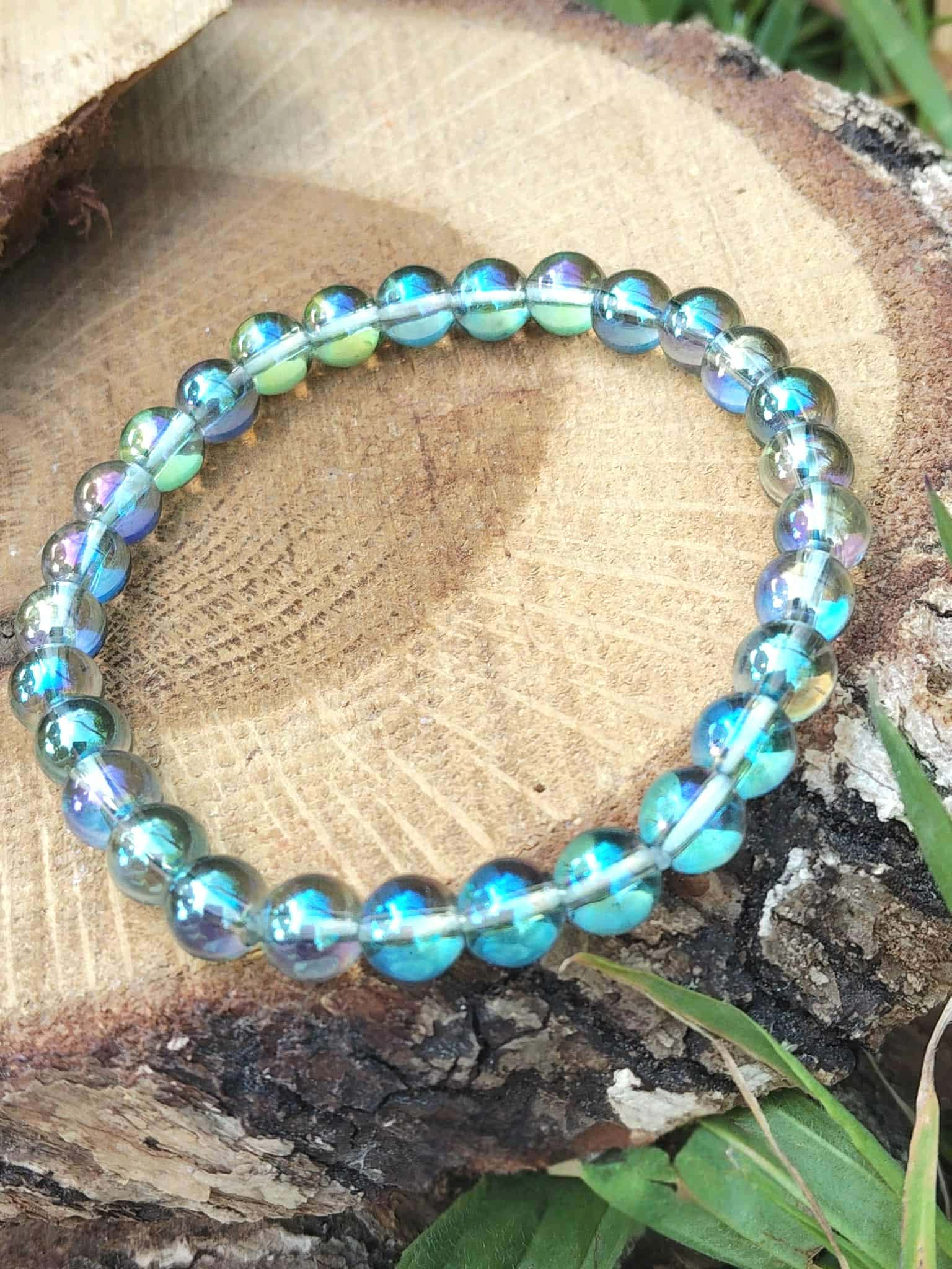 Bracelet Aqua Aura en perles rondes sur rondin brut, reflets aqua irisés, équilibre émotionnel, justesse intérieure et sérénité