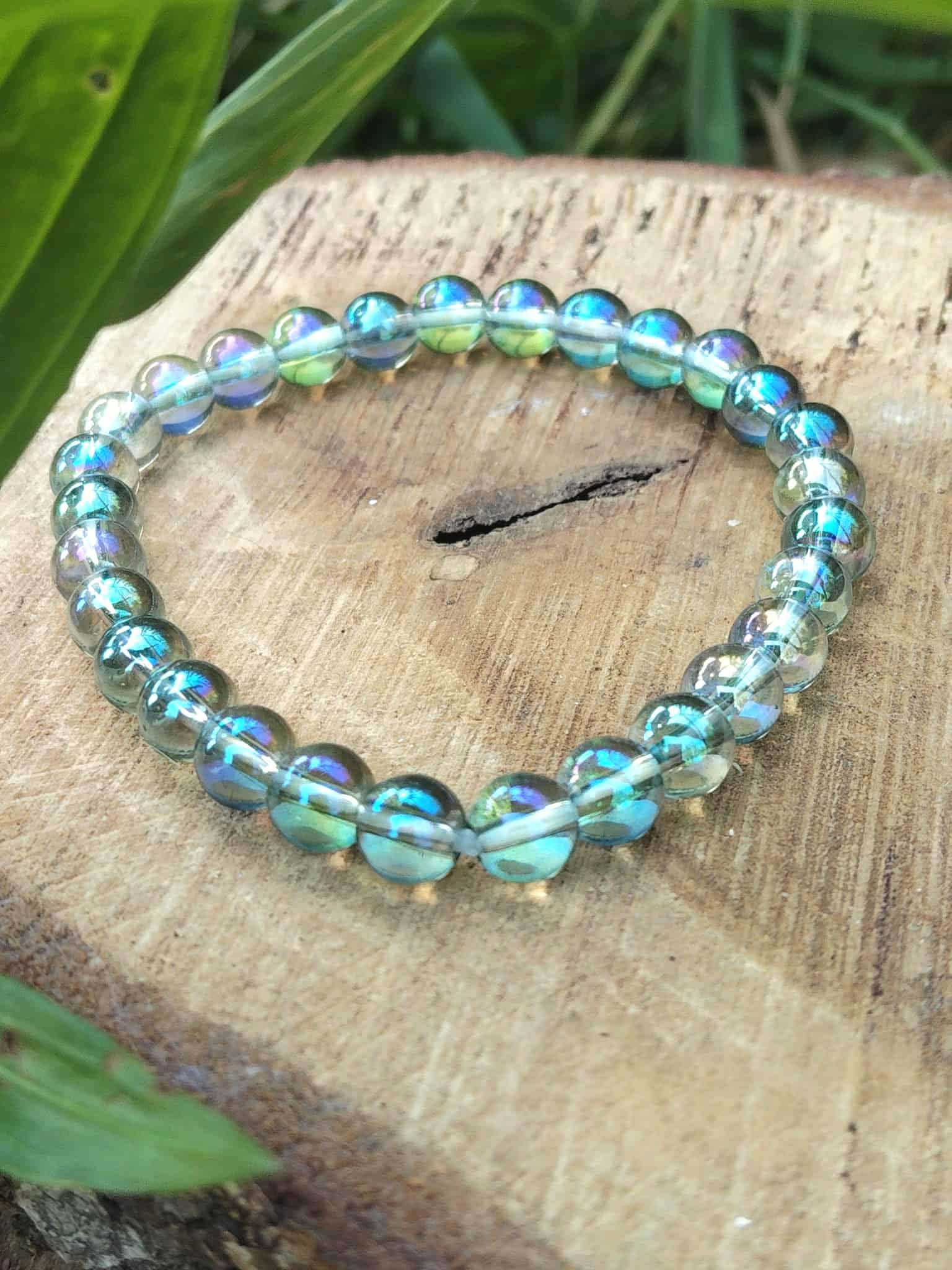 Bracelet Aqua Aura 6 mm sur rondin de bois, perles bleu irisé en quartz traité pour lucidité, parole apaisée et énergie légère