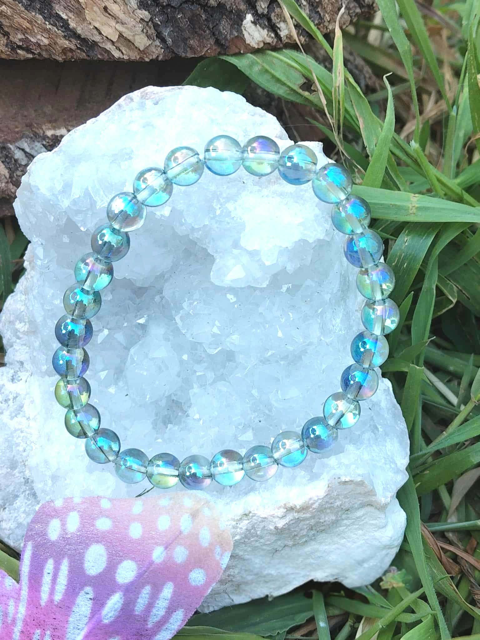 Bracelet Aqua Aura 6 mm posé sur amas de quartz, perles irisées bleu ciel pour inspiration, intuition fine et échange fluide