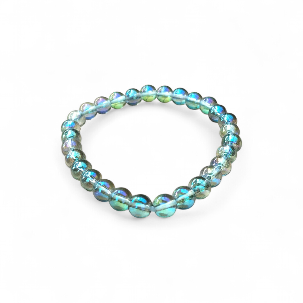 Bracelet Aqua Aura sur fond blanc, quartz clair traité aux reflets aqua et dorés, calme mental, communication douce et clarté
