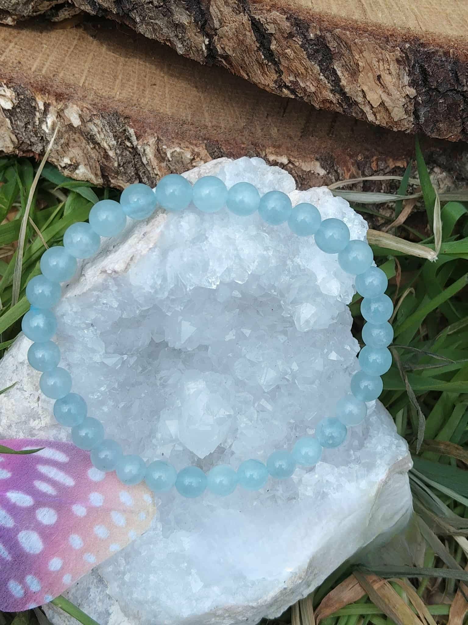 Bracelet Aigue-Marine 6 mm sur amas de quartz et feuillage naturel, perles bleu pâle, écoute de soi et parole plus sereine.