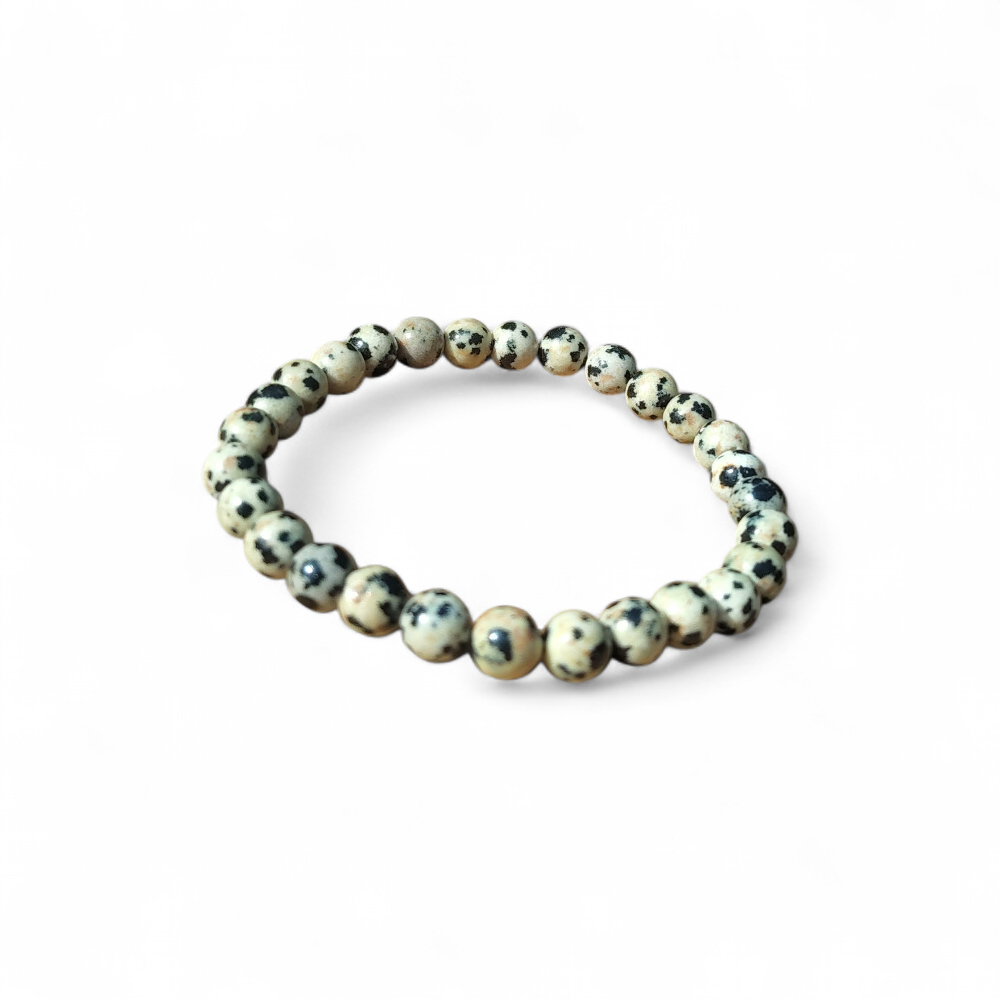 Bracelet jaspe dalmatien sur fond blanc, perles 6 mm crème clair et beige doux mouchetées de noir pour recentrage, souplesse et bonne humeur intérieure
