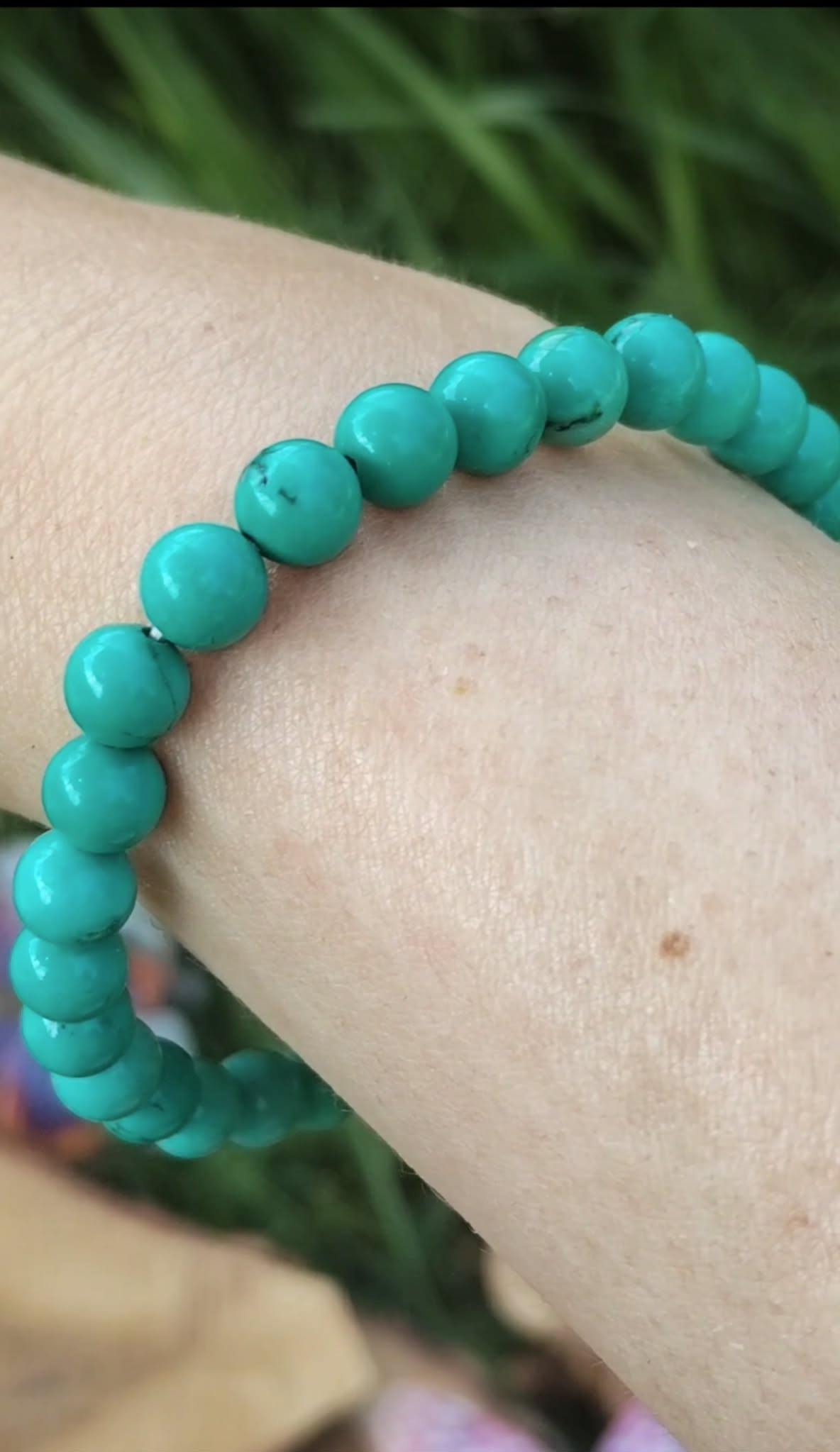 bracelet turquoise stabilisée porté au poignet perles rondes bleu ciel communication claire écoute et expression juste