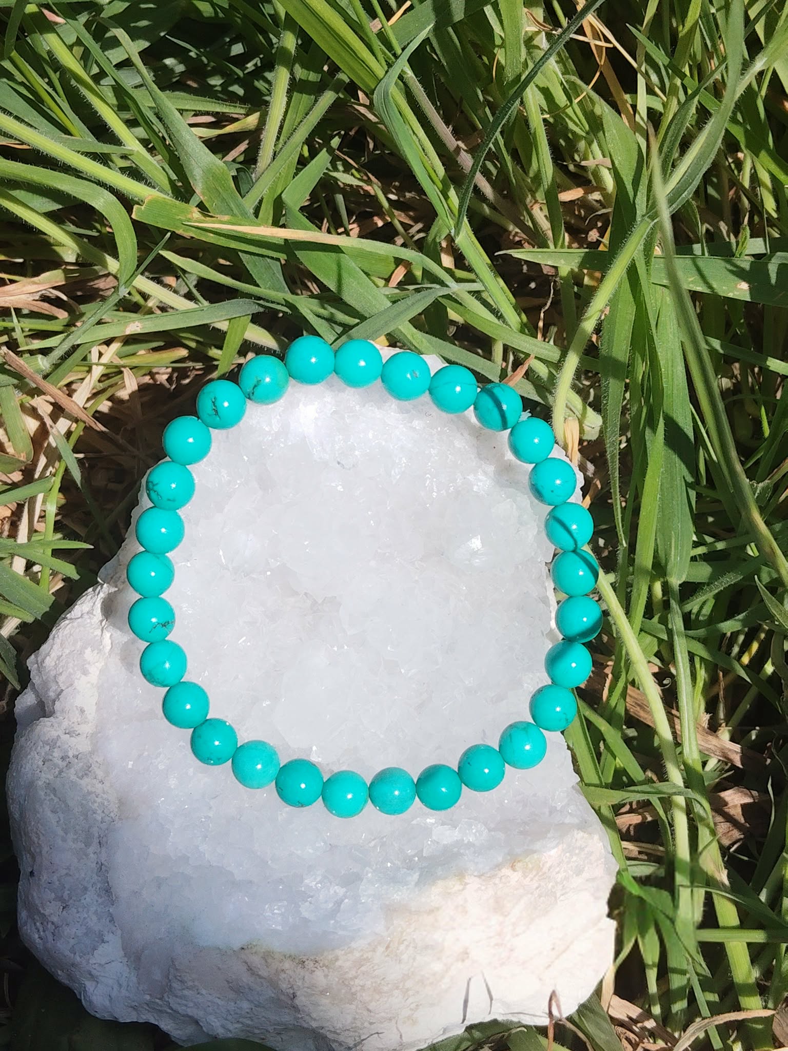 bracelet turquoise stabilisée posé sur amas de quartz renforce l’empathie et soutient l’épanouissement personnel