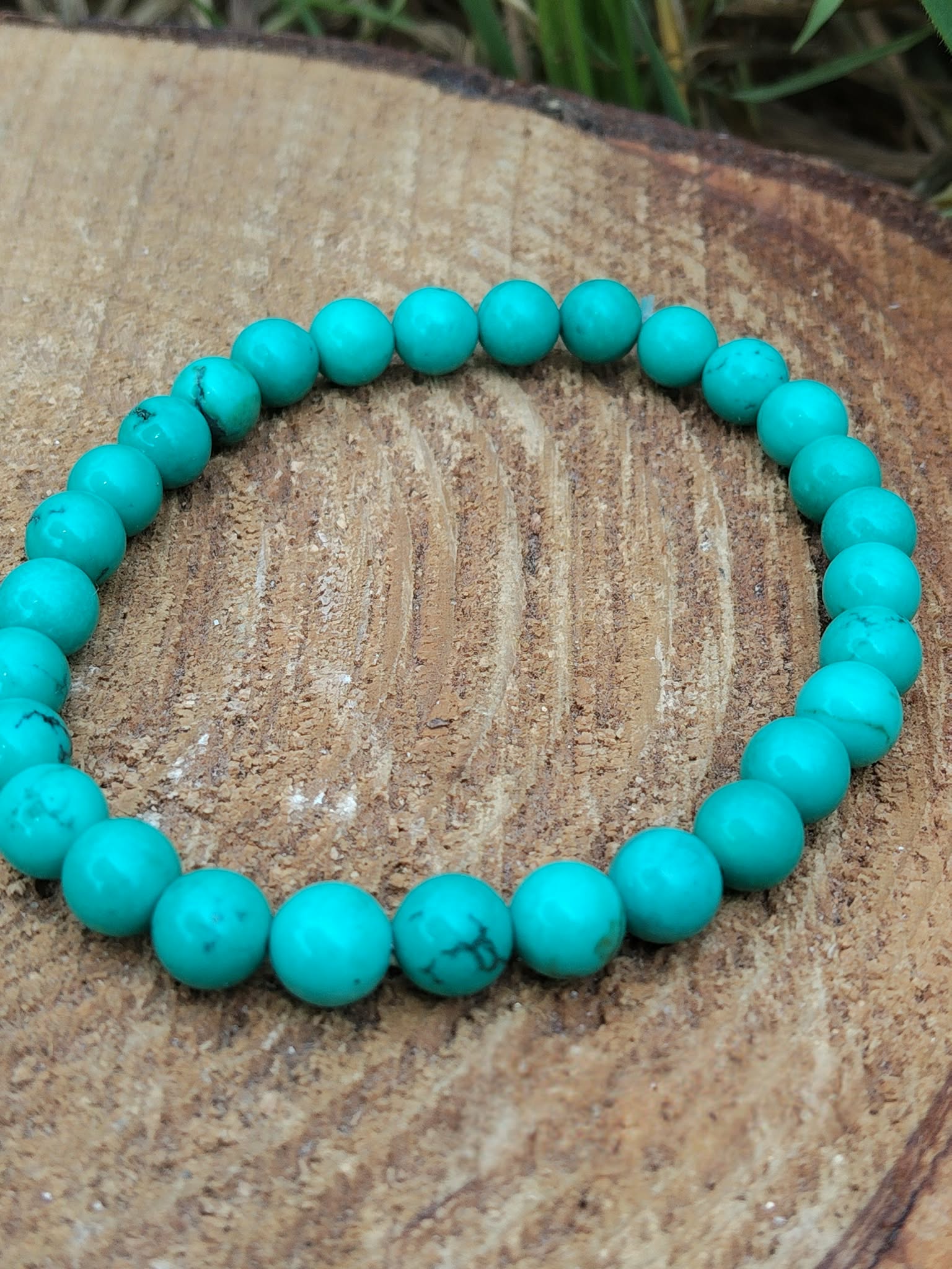 bracelet turquoise stabilisée sur rondin décor naturel renforce l’empathie et soutient l’épanouissement personnel