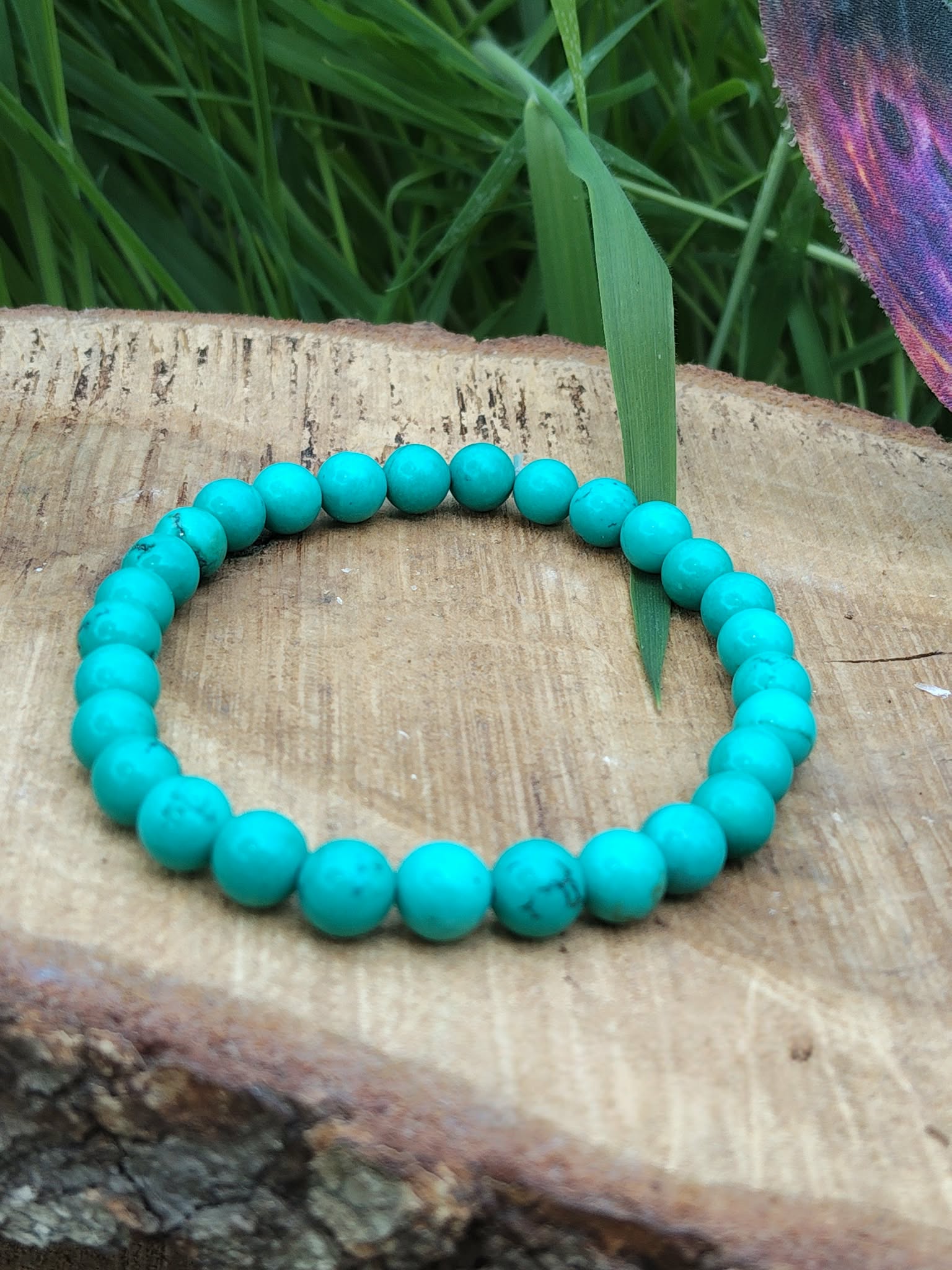 bracelet turquoise perles rondes sur coquillage et feuillage aide à apaiser la colère et à retrouver une énergie plus douce