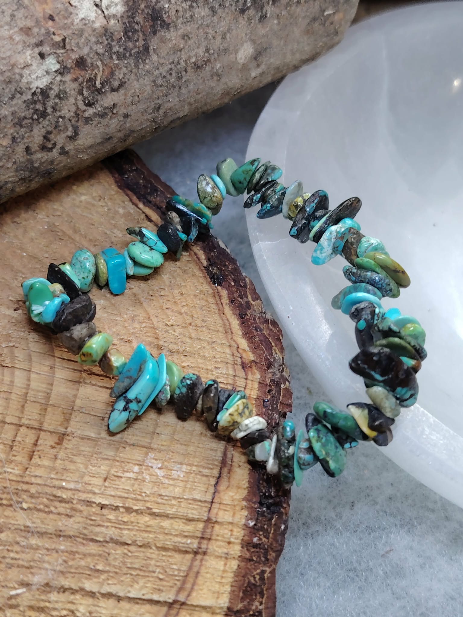 Bracelet turquoise baroque chips sur rondin de bois au décor minéral, douceur émotionnelle, recul et respiration intérieure