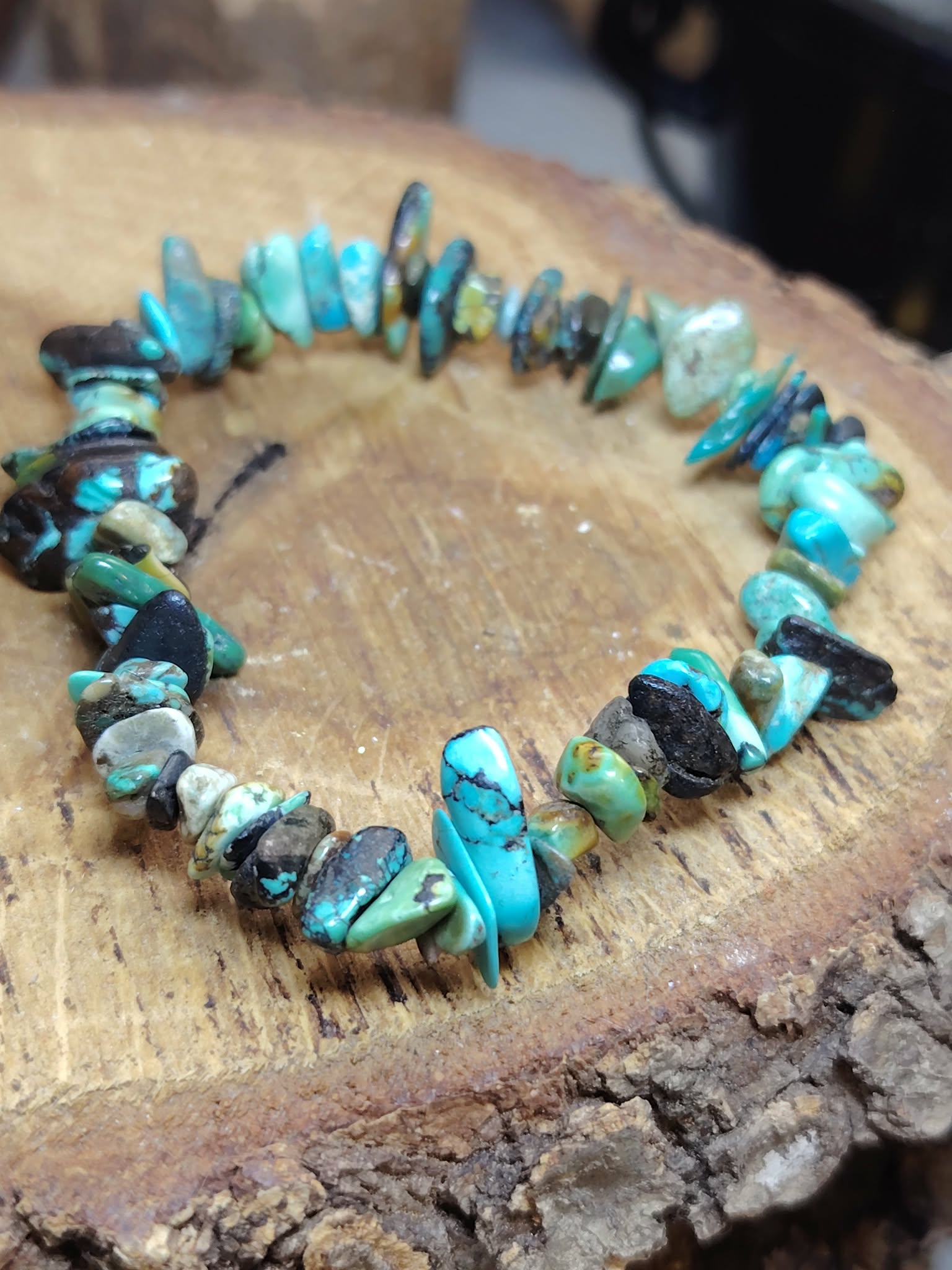 Bracelet turquoise baroque en éclats naturels sur décor bois, favorise méditation, écoute subtile et perception intérieure