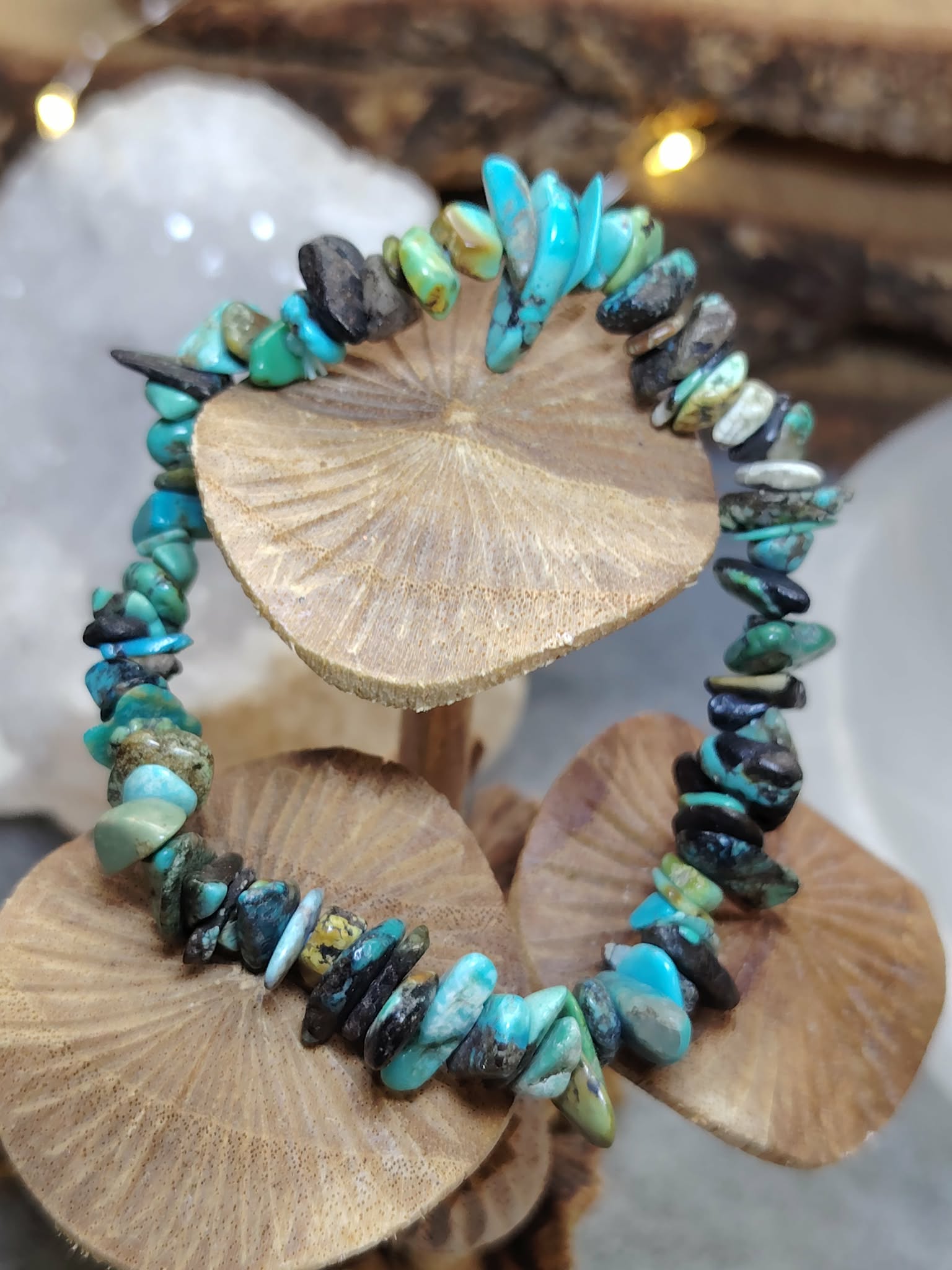 Bracelet turquoise baroque chips sur rondin de bois en décor nature, tempérament plus posé et pensées moins agitées