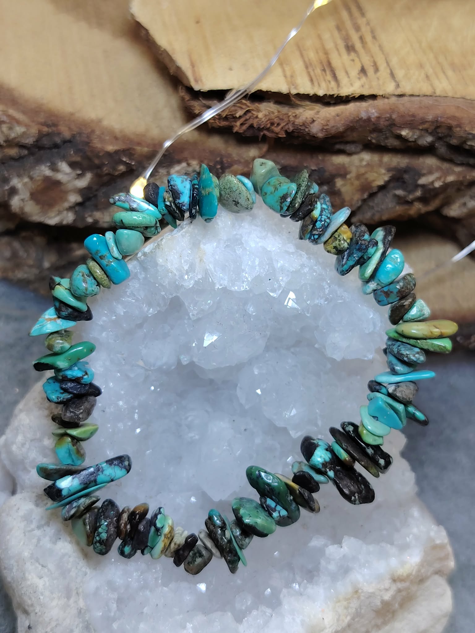 Bracelet turquoise baroque autour d’un amas de quartz, mise en scène spirituelle pour retrouver son axe et garder une énergie régulière
