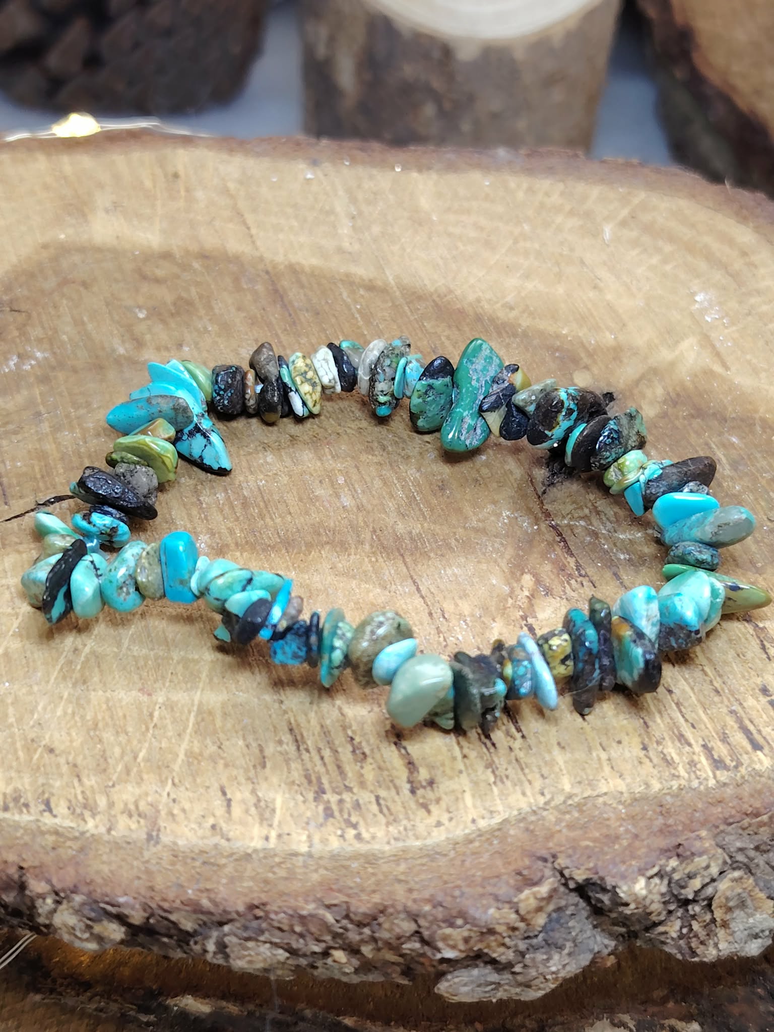 Bracelet turquoise baroque en éclats posé sur tranche de bois, ambiance artisanale pour détente nerveuse, clarté mentale et ancrage doux