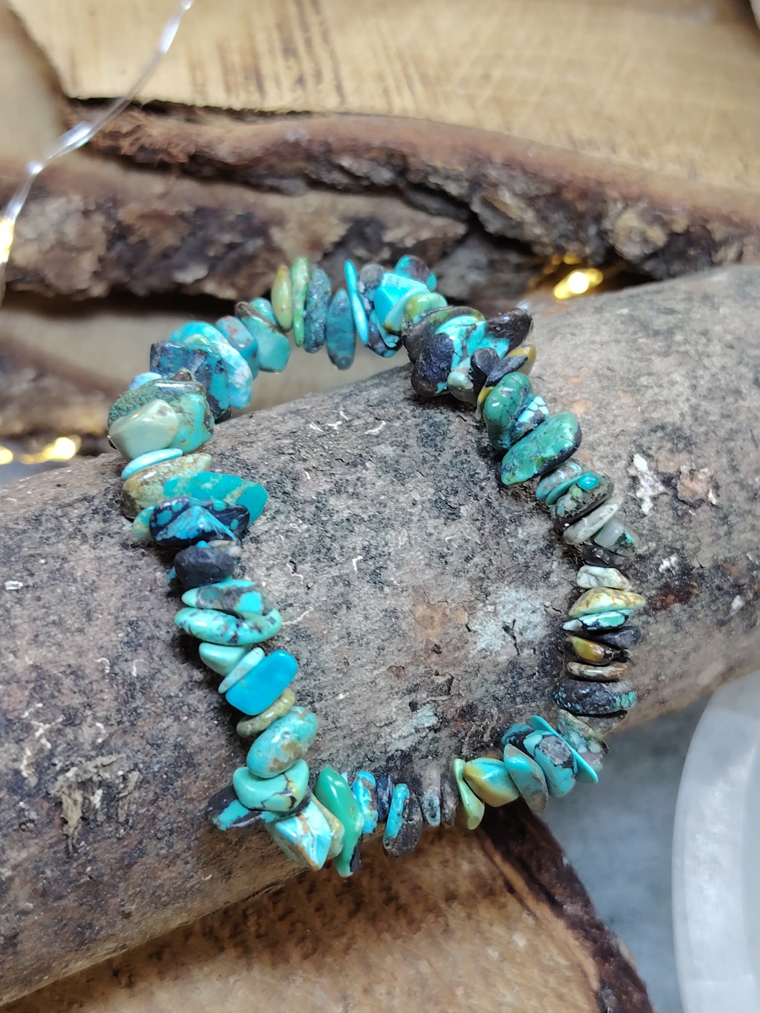 Bracelet turquoise baroque en éclats naturels sur pierres et bois, pierre naturelle pour intuition claire, recentrage et guidance intérieure