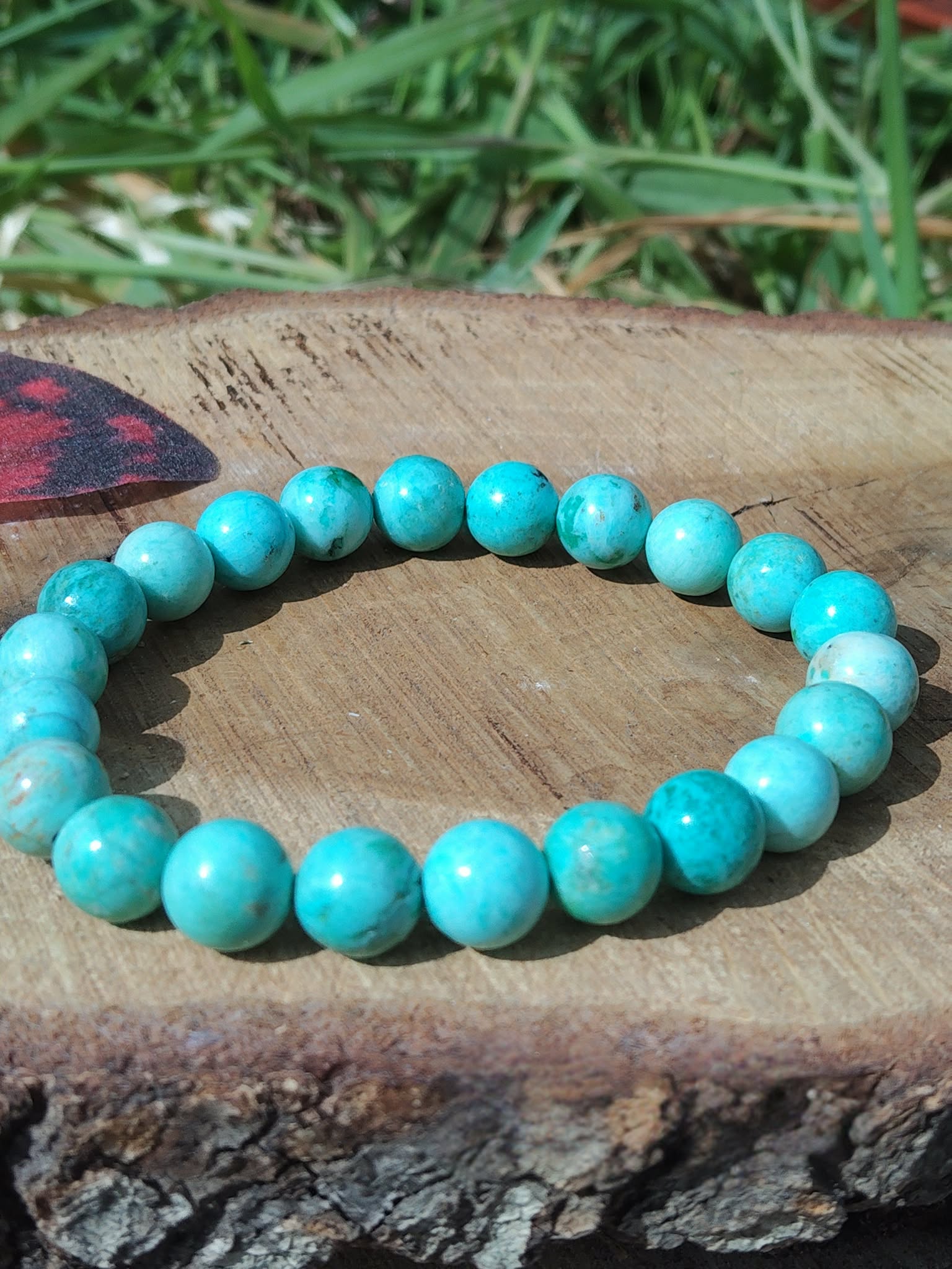 Bracelet turquoise du Pérou 8 mm sur planche en bois, perles rondes bleu lagon sur élastique, apaisement du cœur et sensation de douceur intérieure