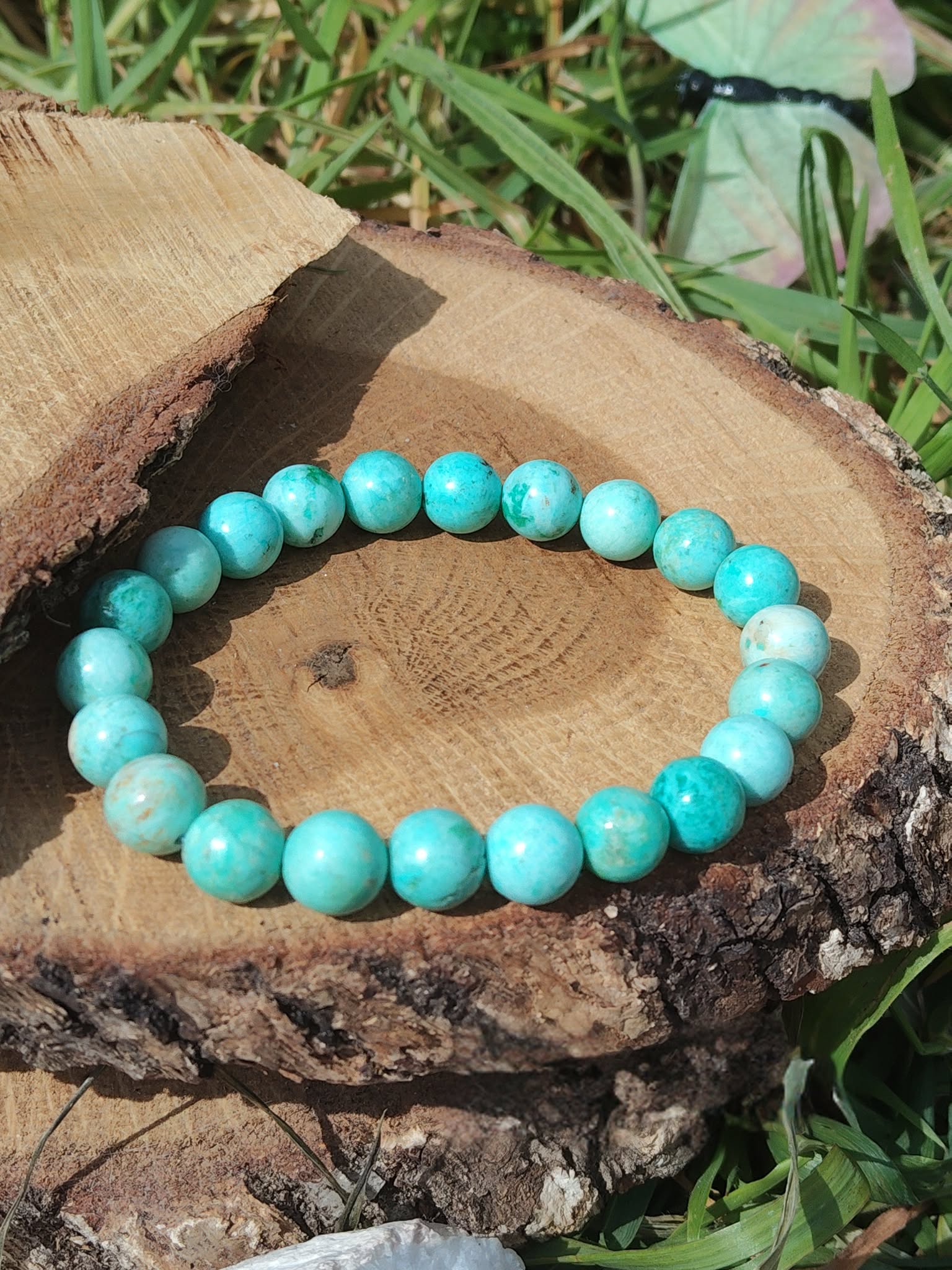 Bracelet turquoise du Pérou 8 mm sur tranche de bois en extérieur, perles bleu-vert pour énergie légère, calme du mental et respiration plus libre