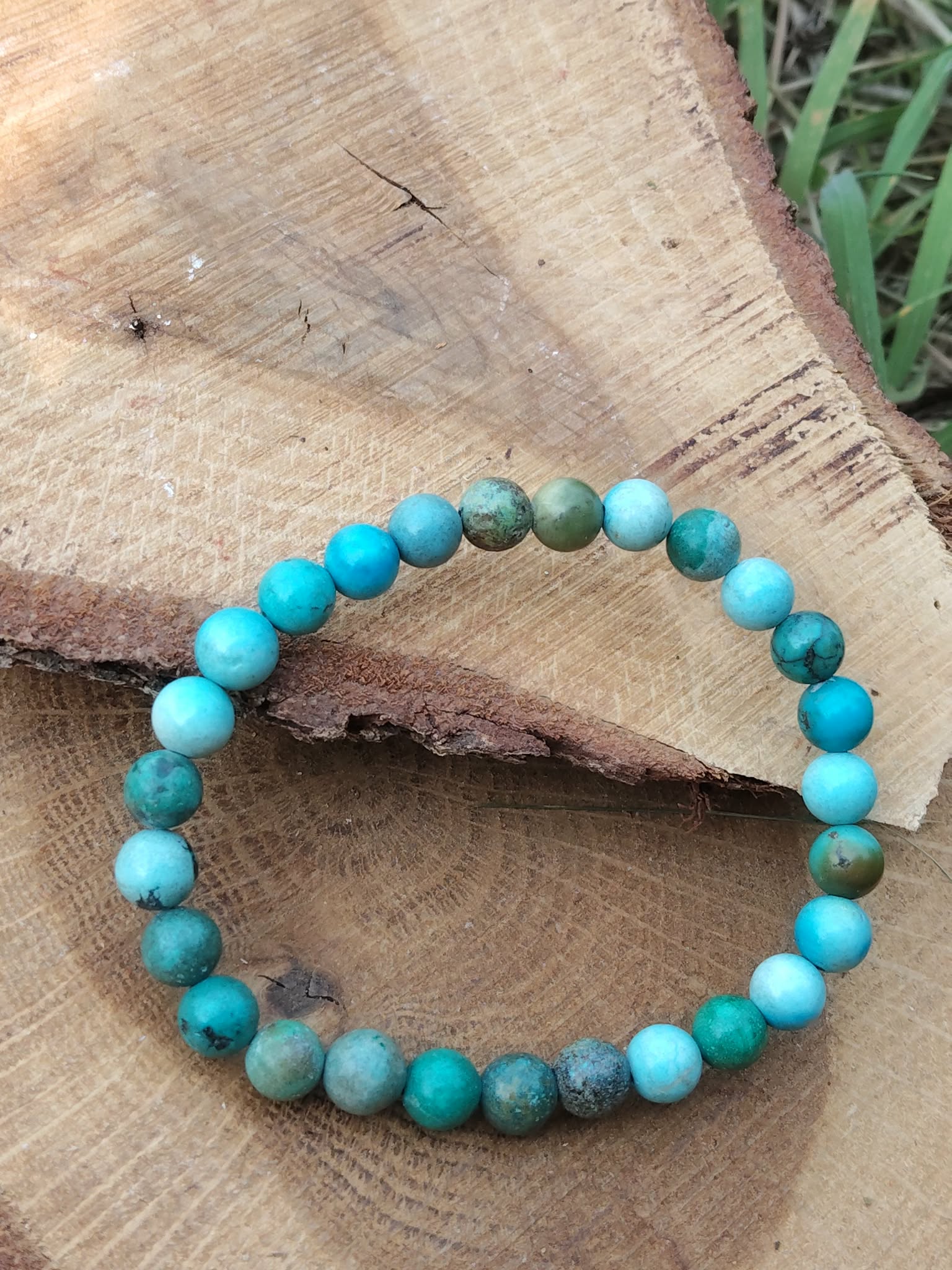 Bracelet en turquoise du Tibet sur bois clair, nuances turquoise et vert mousse, lâcher-prise et clarté d’esprit