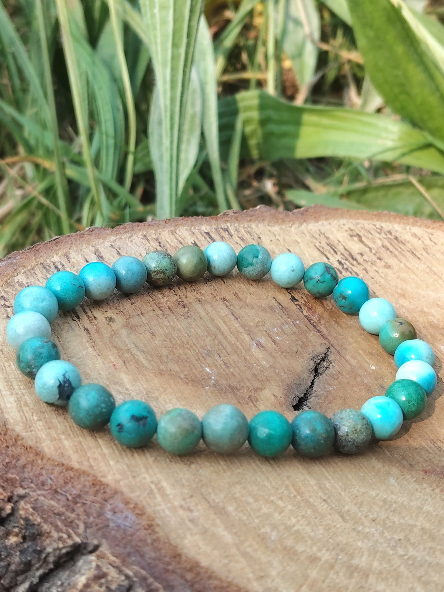Bracelet turquoise du Tibet sur tranche de bois avec feuillage vert, perles bleu-vert 6 mm, sérénité intérieure et assurance