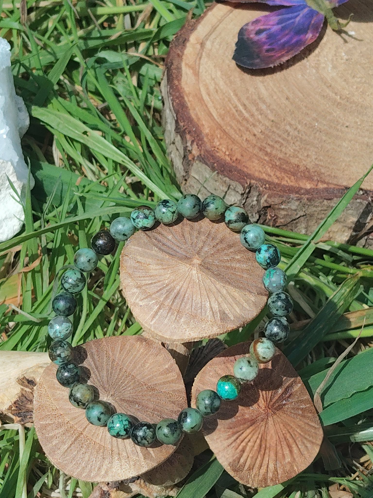 Bracelet turquoise africaine sur rondelles de bois avec herbe verte, perles naturelles bleues et vertes, recentrage et stabilité émotionnelle