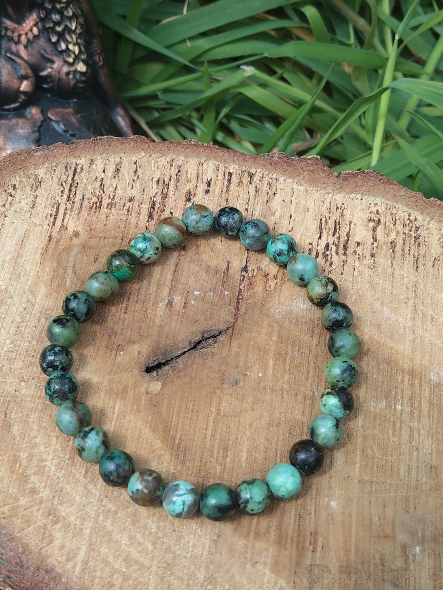 Bracelet turquoise africaine sur rondelle de bois avec feuillage, bracelet jaspe africain 6 mm, calme mental et expression de soi.