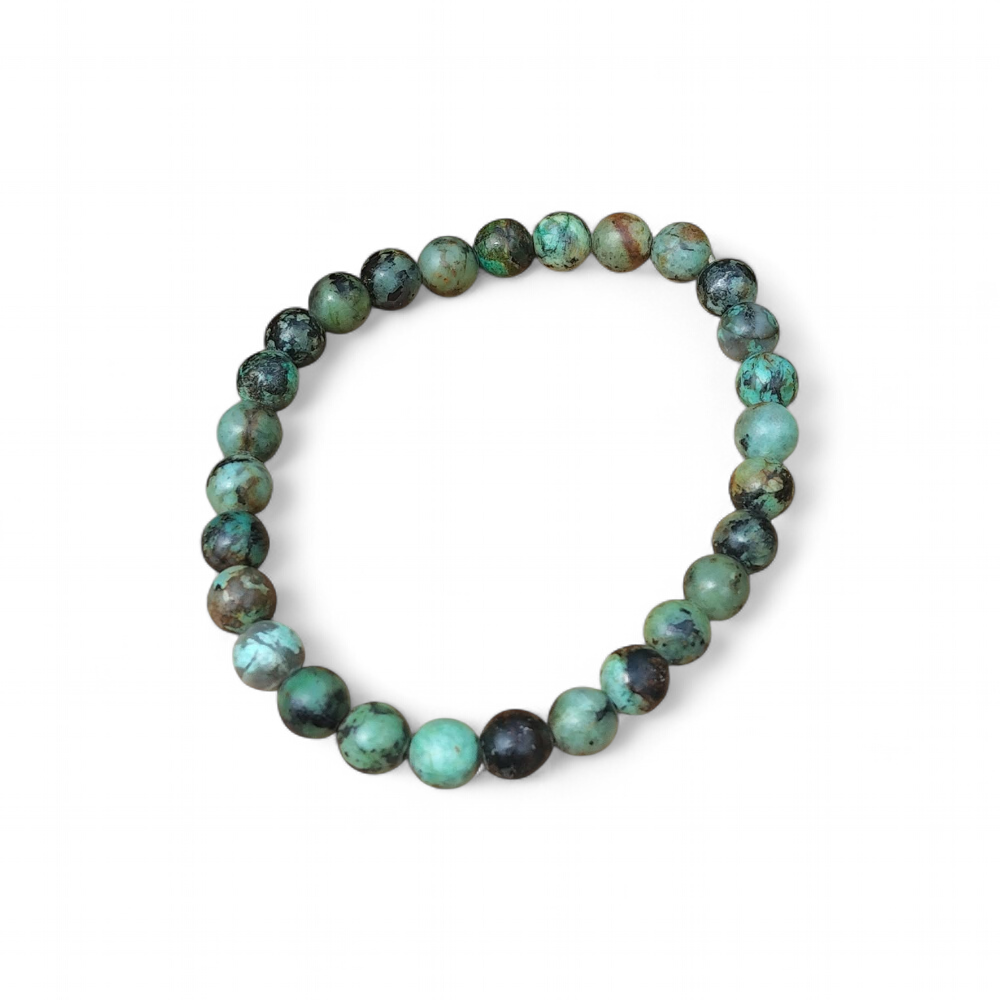 Bracelet turquoise africaine en jaspe africain sur fond blanc, pierre naturelle 6 mm, communication apaisée et équilibre intérieur.