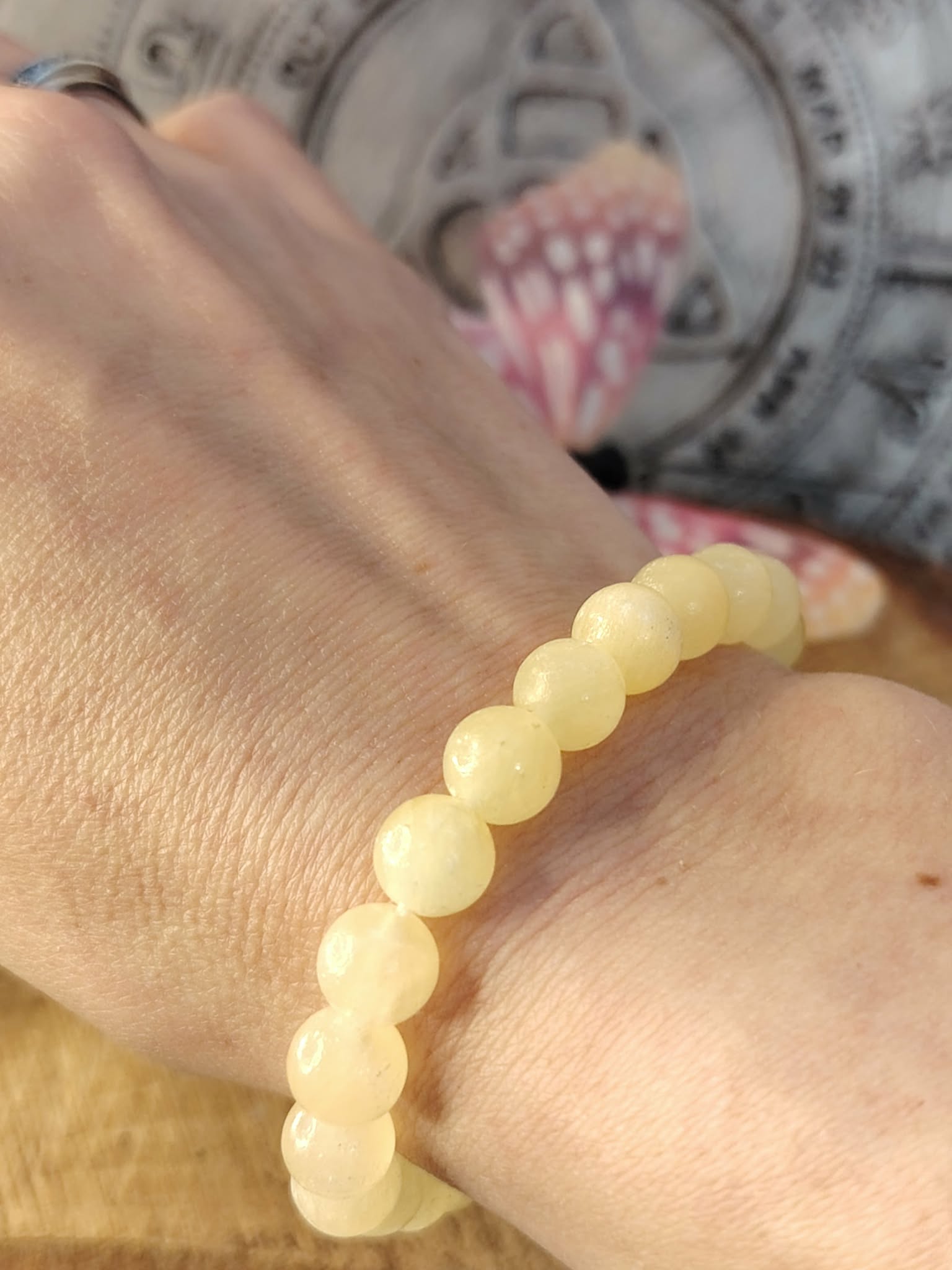 Bracelet calcite jaune 6 mm porté au poignet, perles rondes miel sur élastique, joie intérieure, confiance en soi et clarté mentale