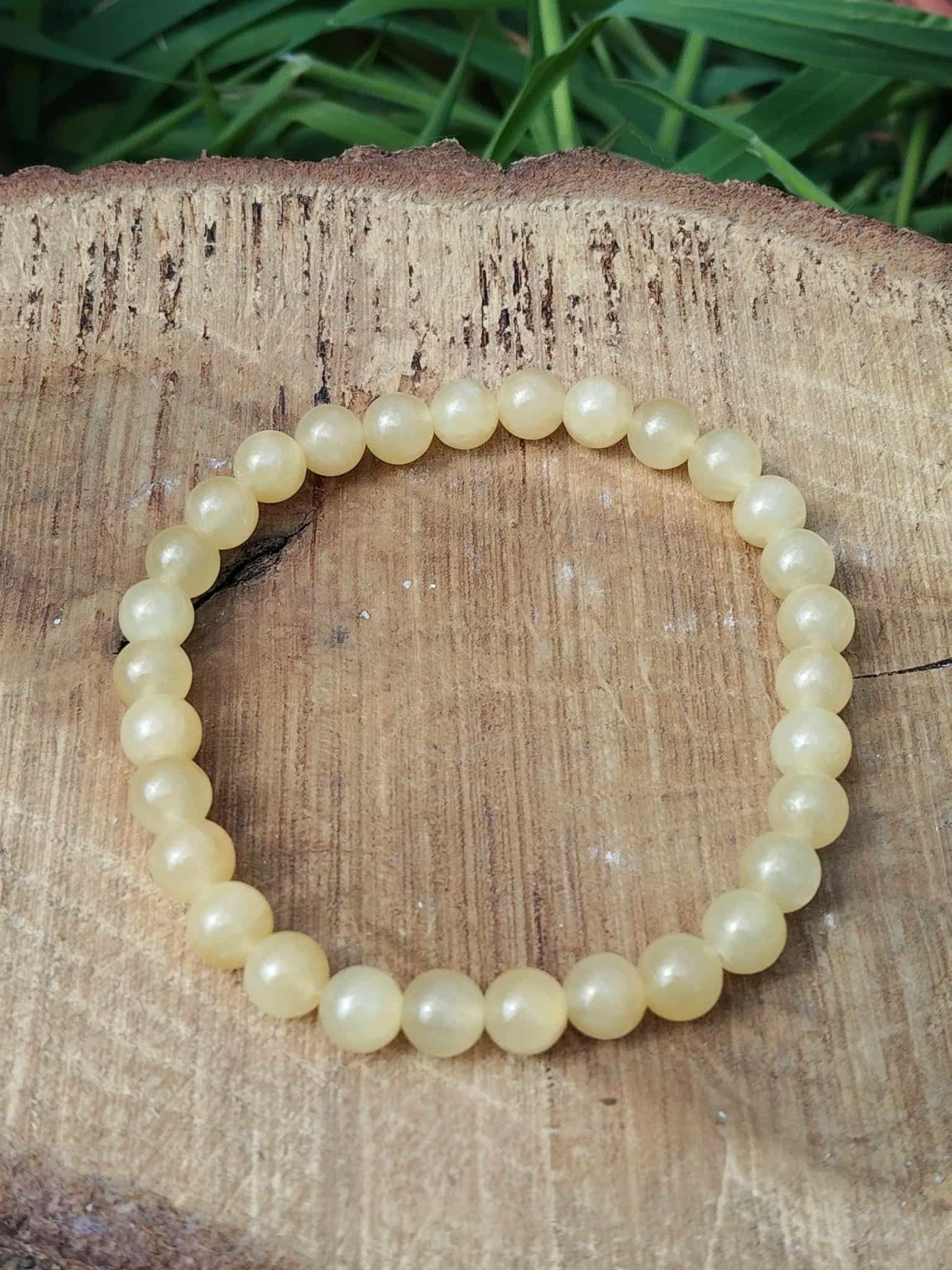 Bracelet calcite jaune sur bois clair avec feuillage vert, perles 6 mm en pierre naturelle pour bonne humeur, lucidité et vitalité sereine