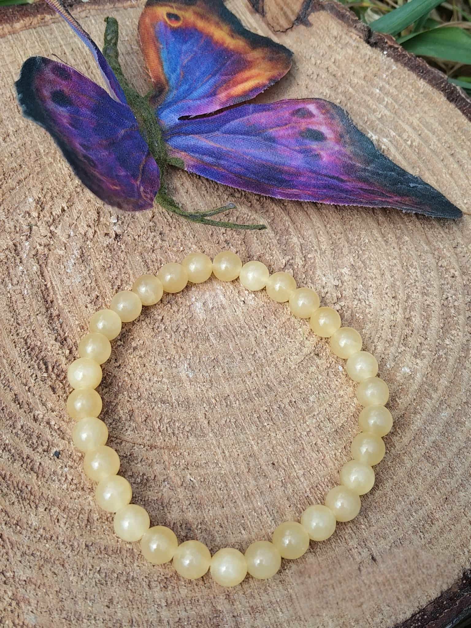 Bracelet calcite jaune sur bois brut avec décoration papillon, perles naturelles jaunes pour motivation, enthousiasme et confiance
