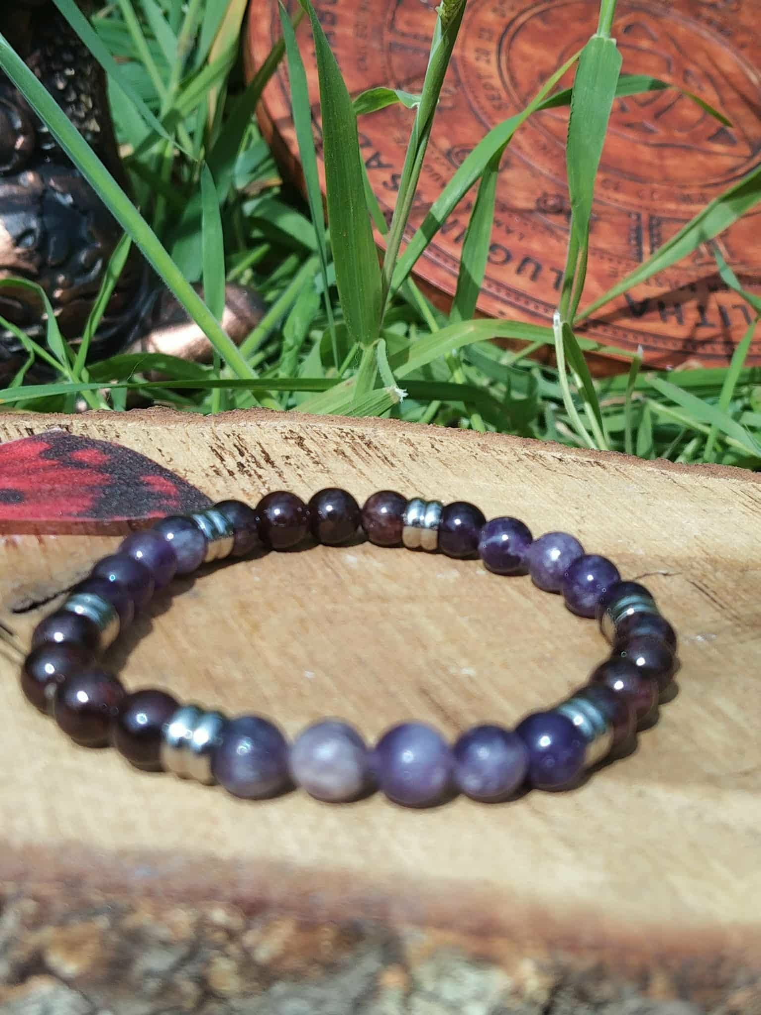 "Bracelet Cauchemar sur bois avec feuillage vert et décor gravé, perles violettes en pierres naturelles pour détente du soir, lâcher-prise et sérénité