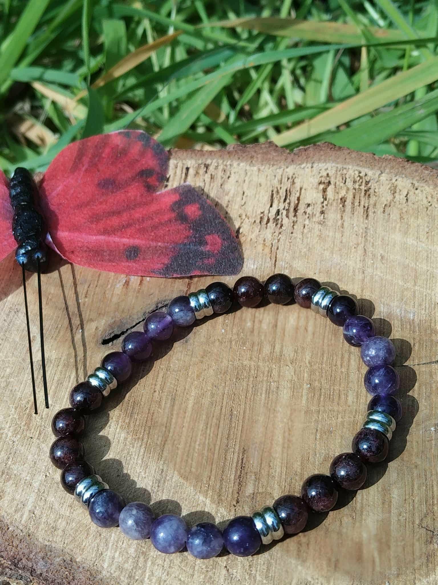 Bracelet Cauchemar sur bois avec feuillage vert et petite déco rouge, bijou du soir pour tranquillité, protection douce et sommeil serein