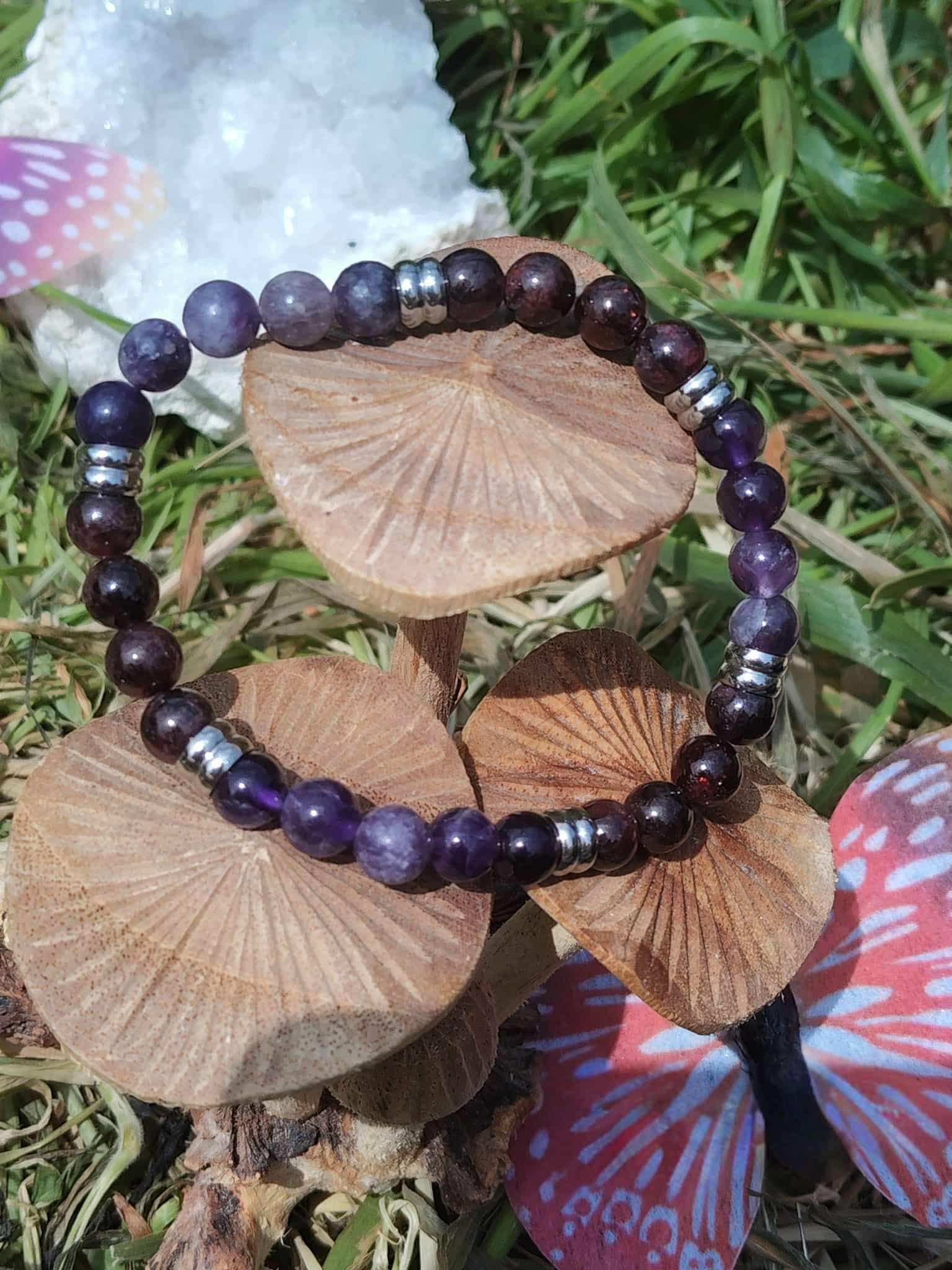 Bracelet Cauchemar en décor nature avec bois et feuillage, perles violettes pour apaisement émotionnel, recentrage et sentiment de sécurité