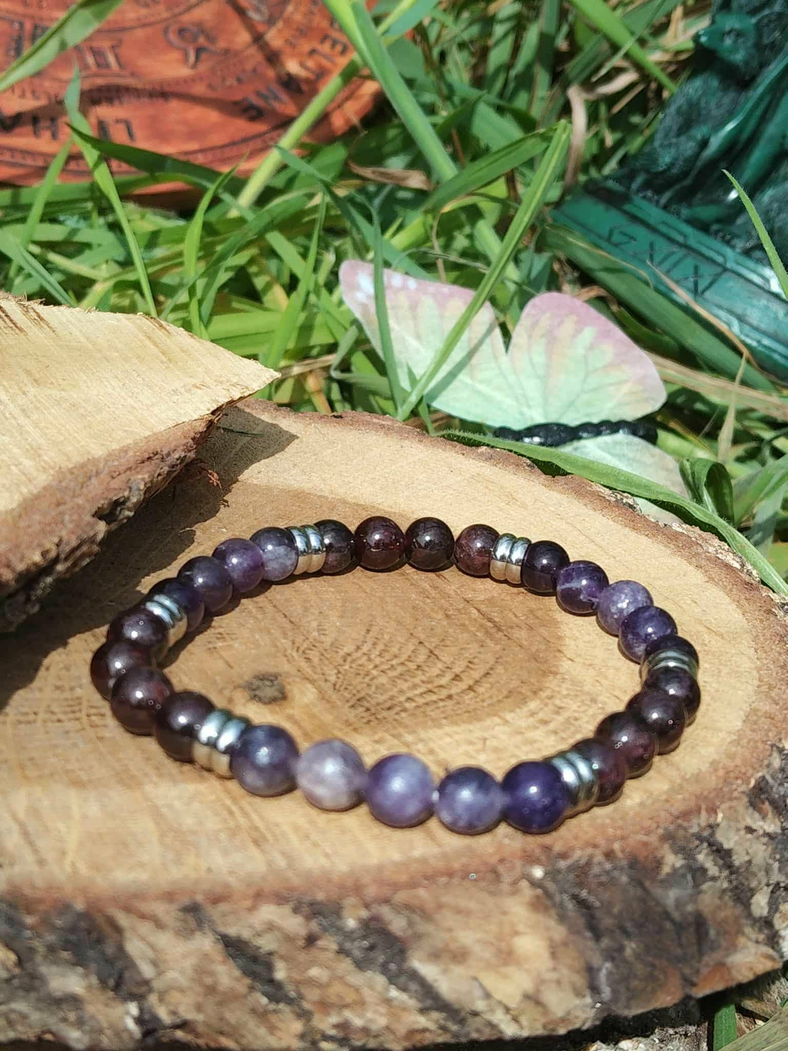 "Bracelet en pierres naturelles Cauchemar avec décor boisé et feuillage, perles violettes pour repos intérieur, apaisement et stabilité émotionnelle